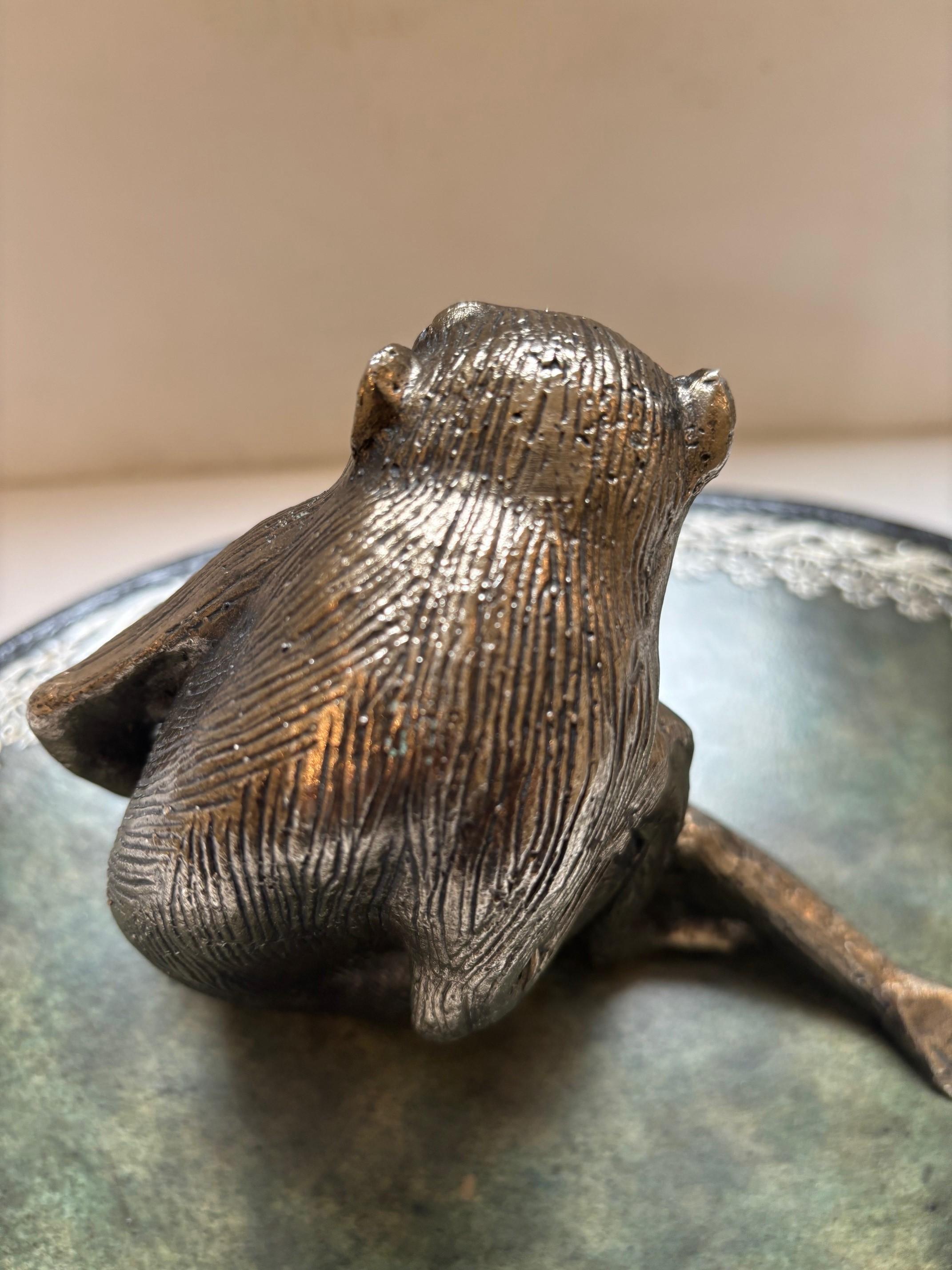 Metallo Scimmia figurata d'epoca in metallo argentato su una scatola di legno di Maitland Smith in vendita