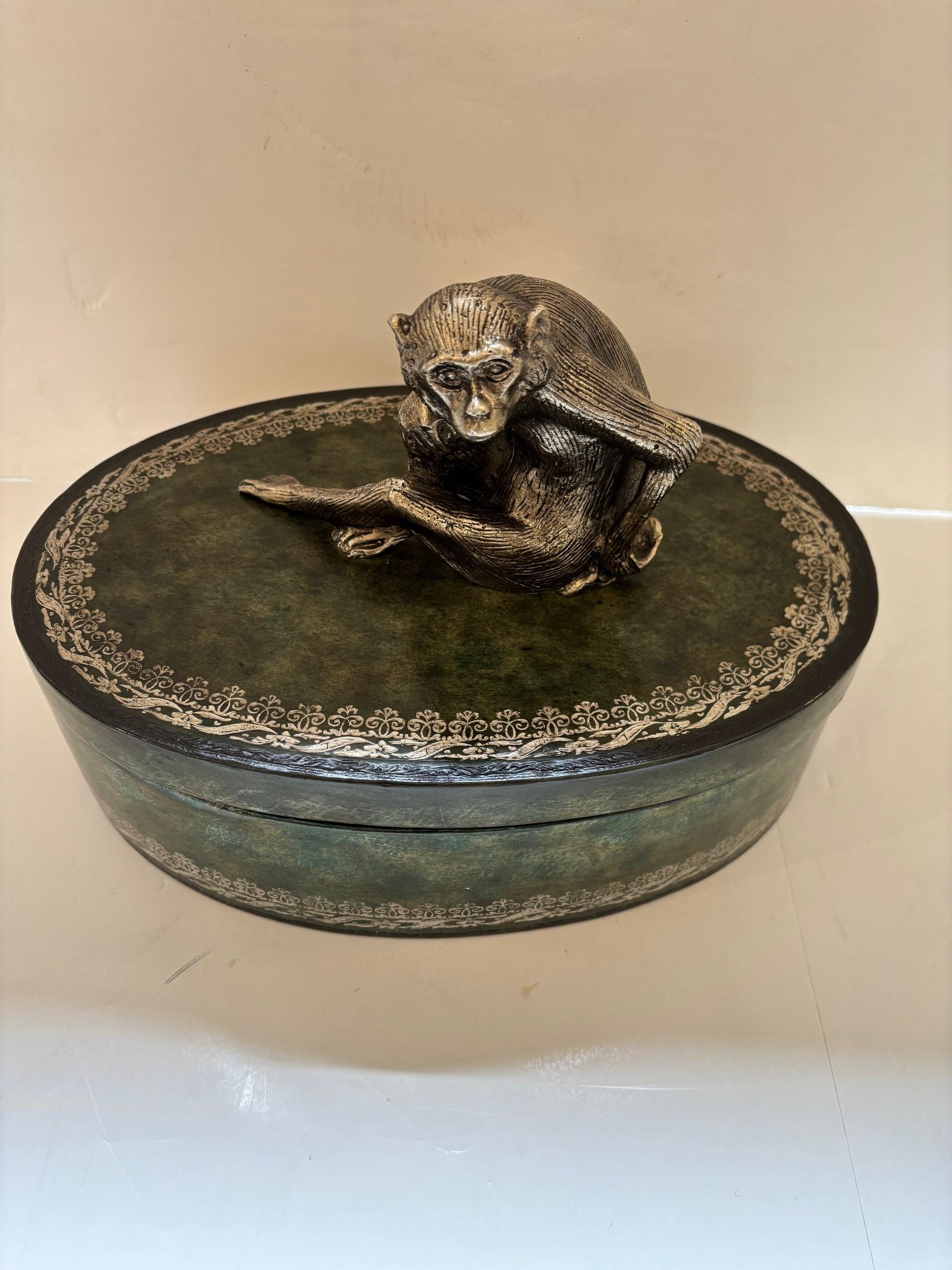 Scimmia figurata d'epoca in metallo argentato su una scatola di legno di Maitland Smith in vendita 3