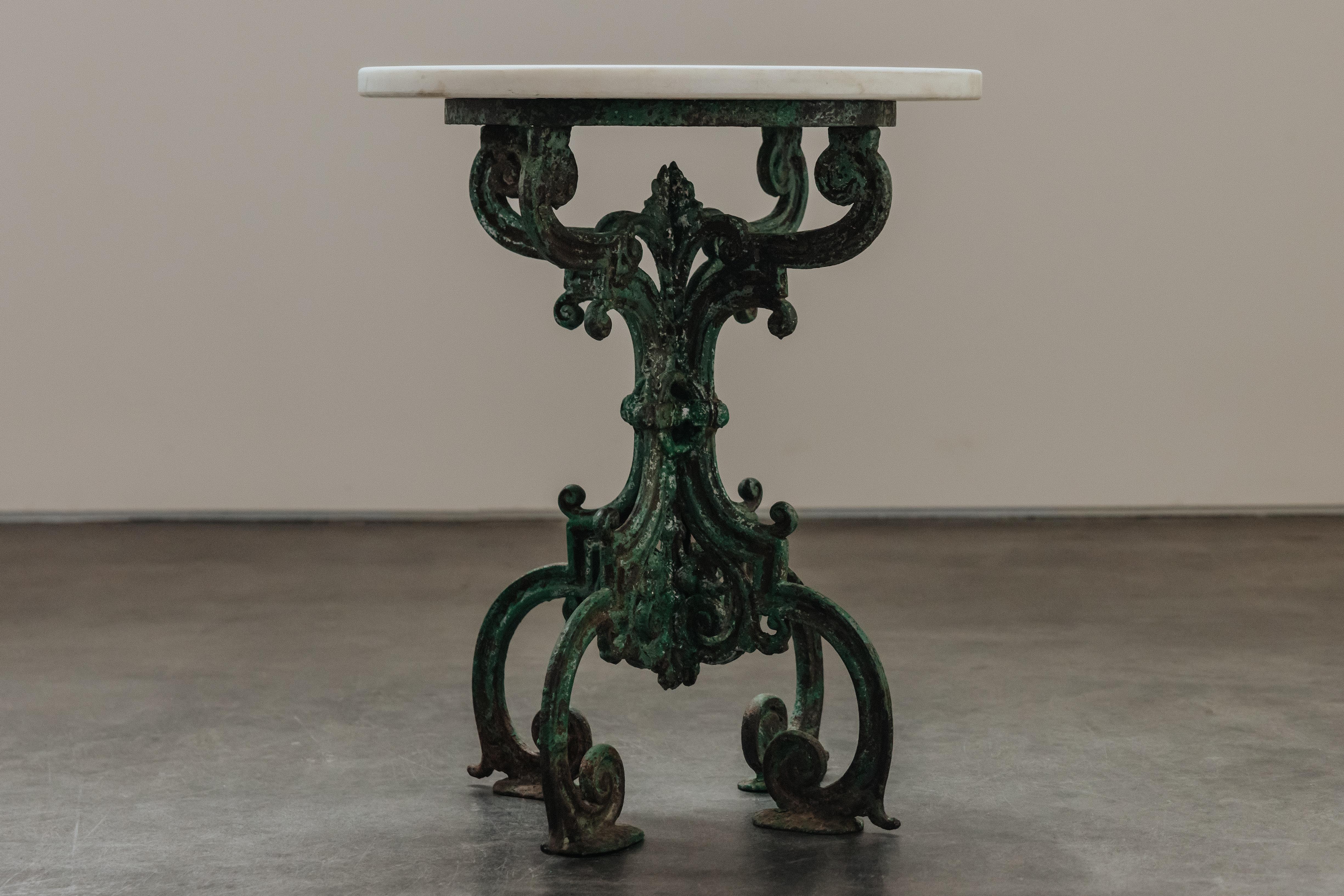 Tavolo da giardino in ghisa e marmo d'epoca proveniente dalla Francia, circa 1940.  Bella vernice verde originale sulla base con grande patina e uso.