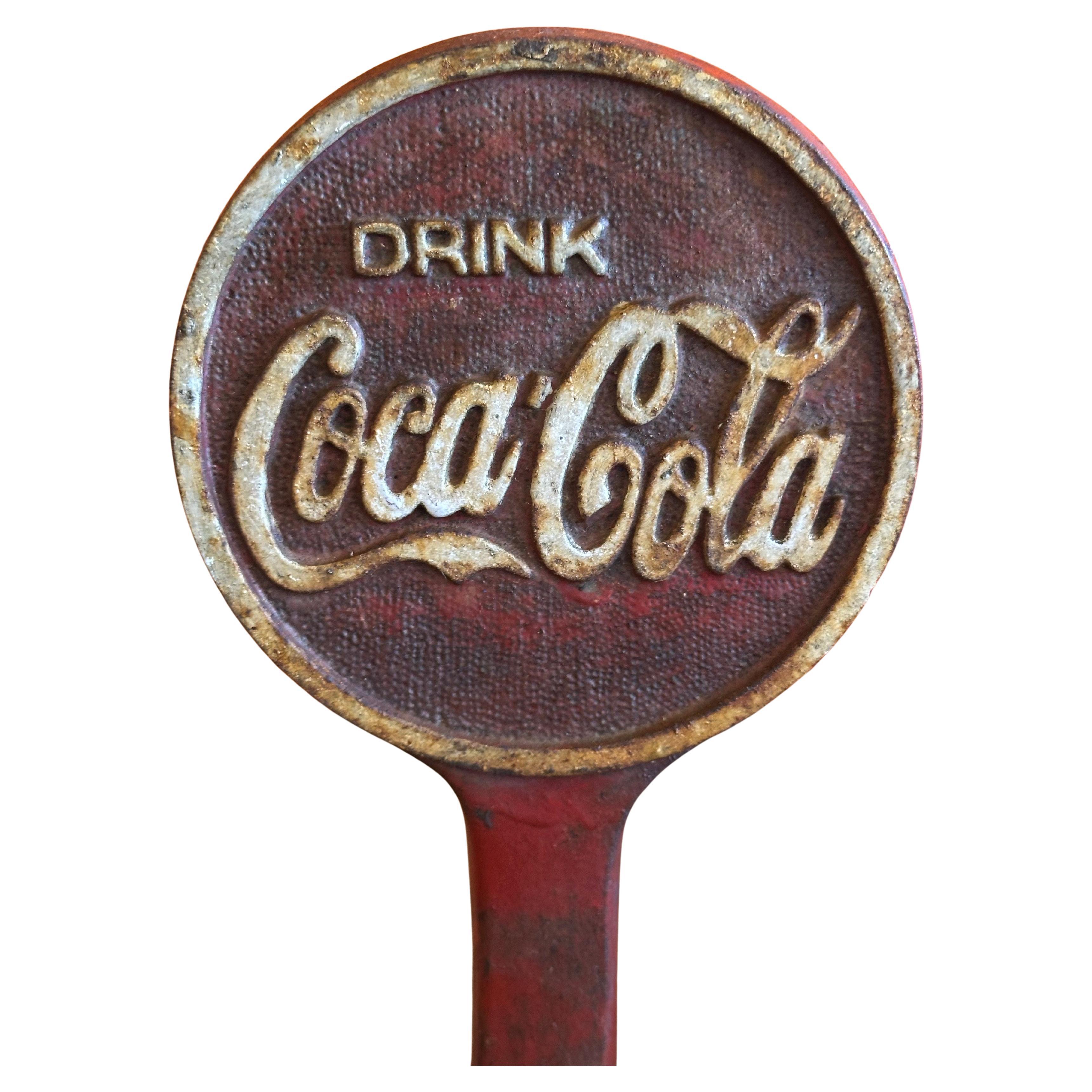 Eine wunderbare Vintage Coca Cola Gusseisen Türstopper oder Skulptur, circa 1940er Jahre. Das Stück ist in notleidendem Vintage-Zustand mit einer fabelhaften Patina und misst 5 
