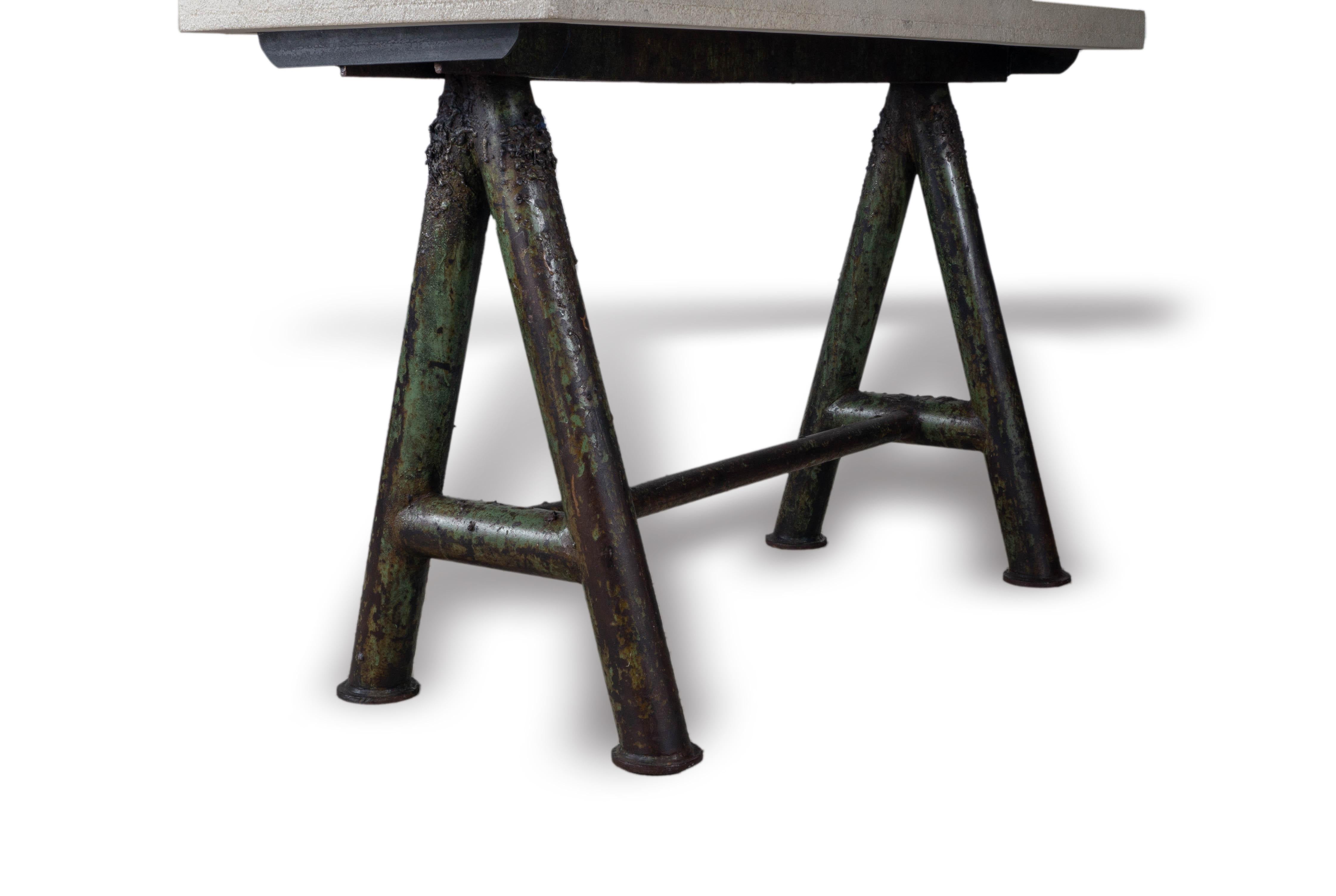 Organico moderno Cavallo da sega artigianale in ghisa vintage con piano in pietra calcarea fortemente danneggiato dalle intemperie in vendita
