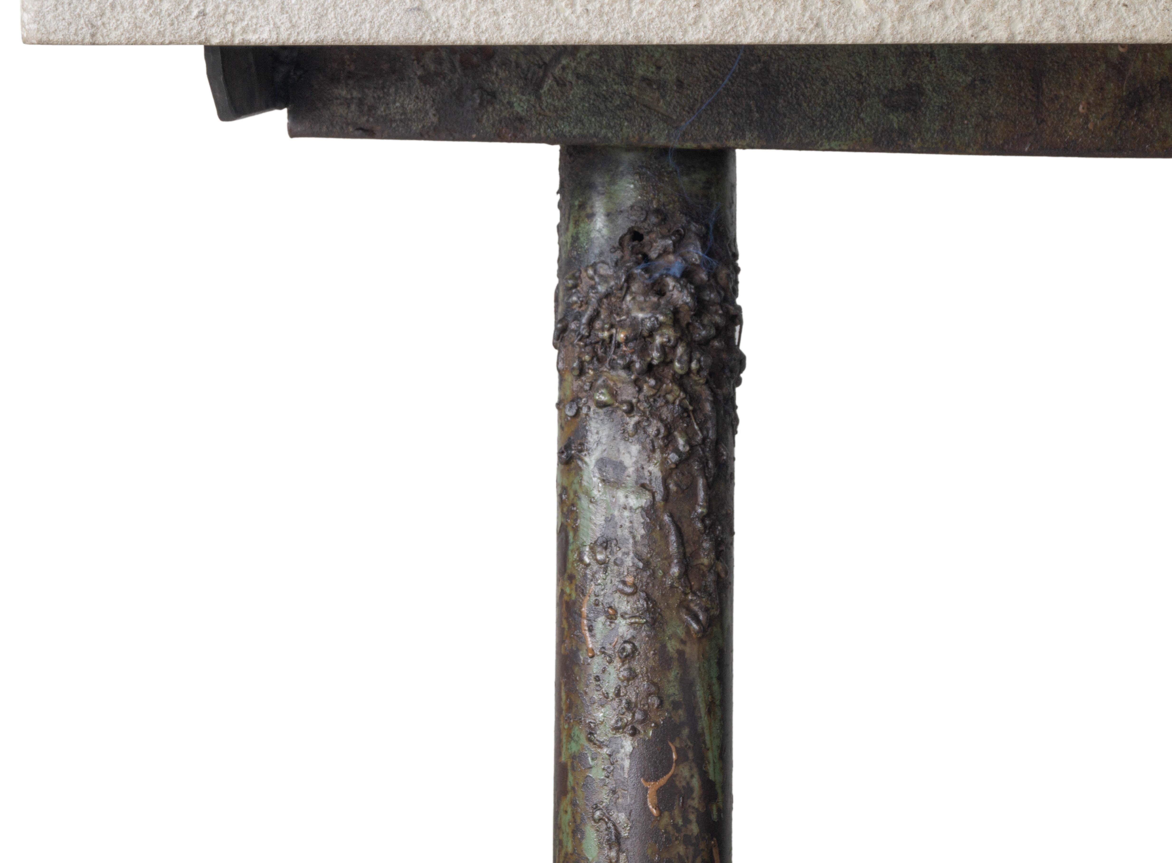 Milieu du XXe siècle Vieux chevalet de scie artisanal en fonte avec dessus en pierre calcaire fortement altéré en vente