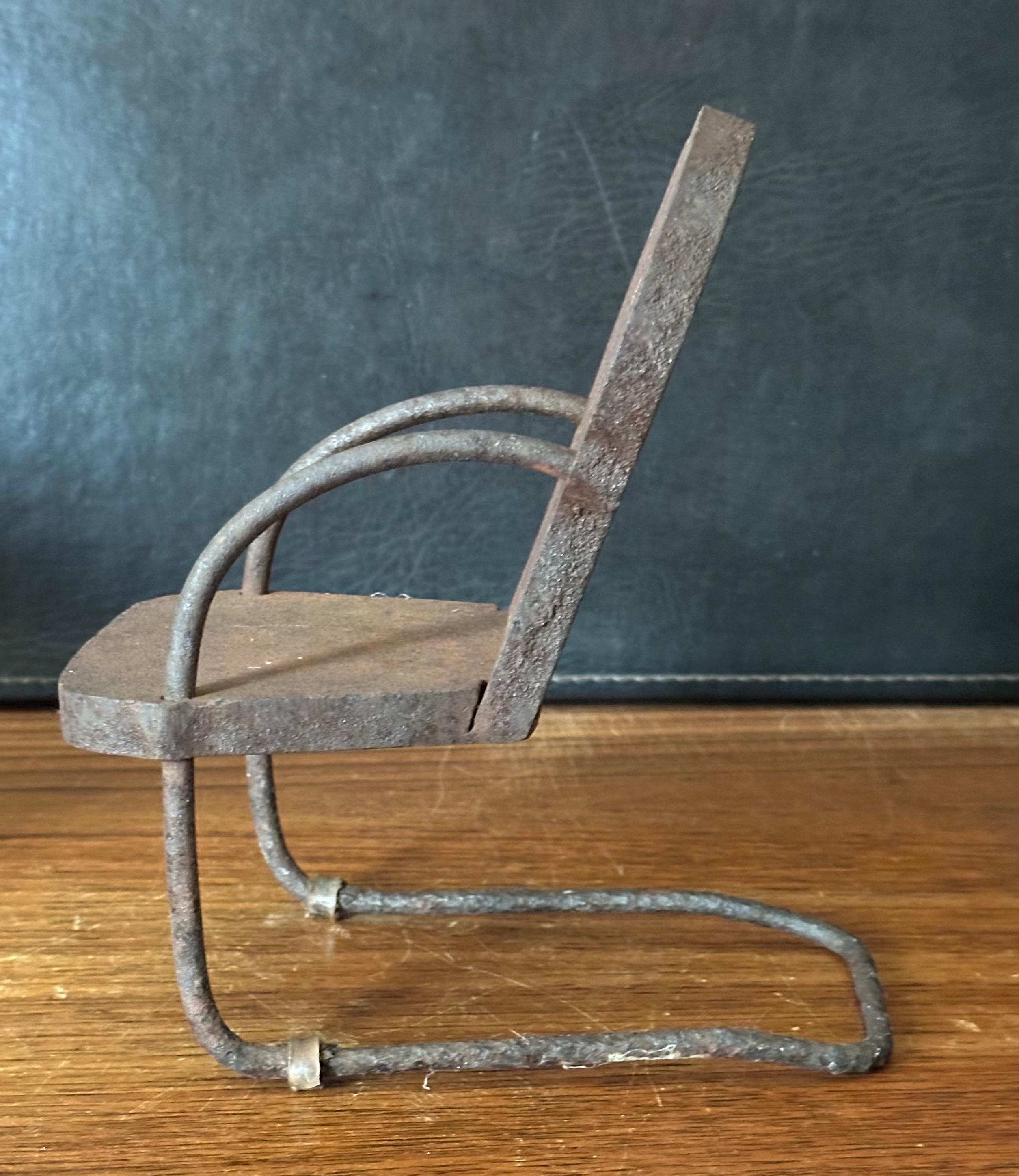 Scultura in miniatura di sedia da giardino in ghisa d'epoca con segni di invecchiamento / Campione di venditore in vendita 3