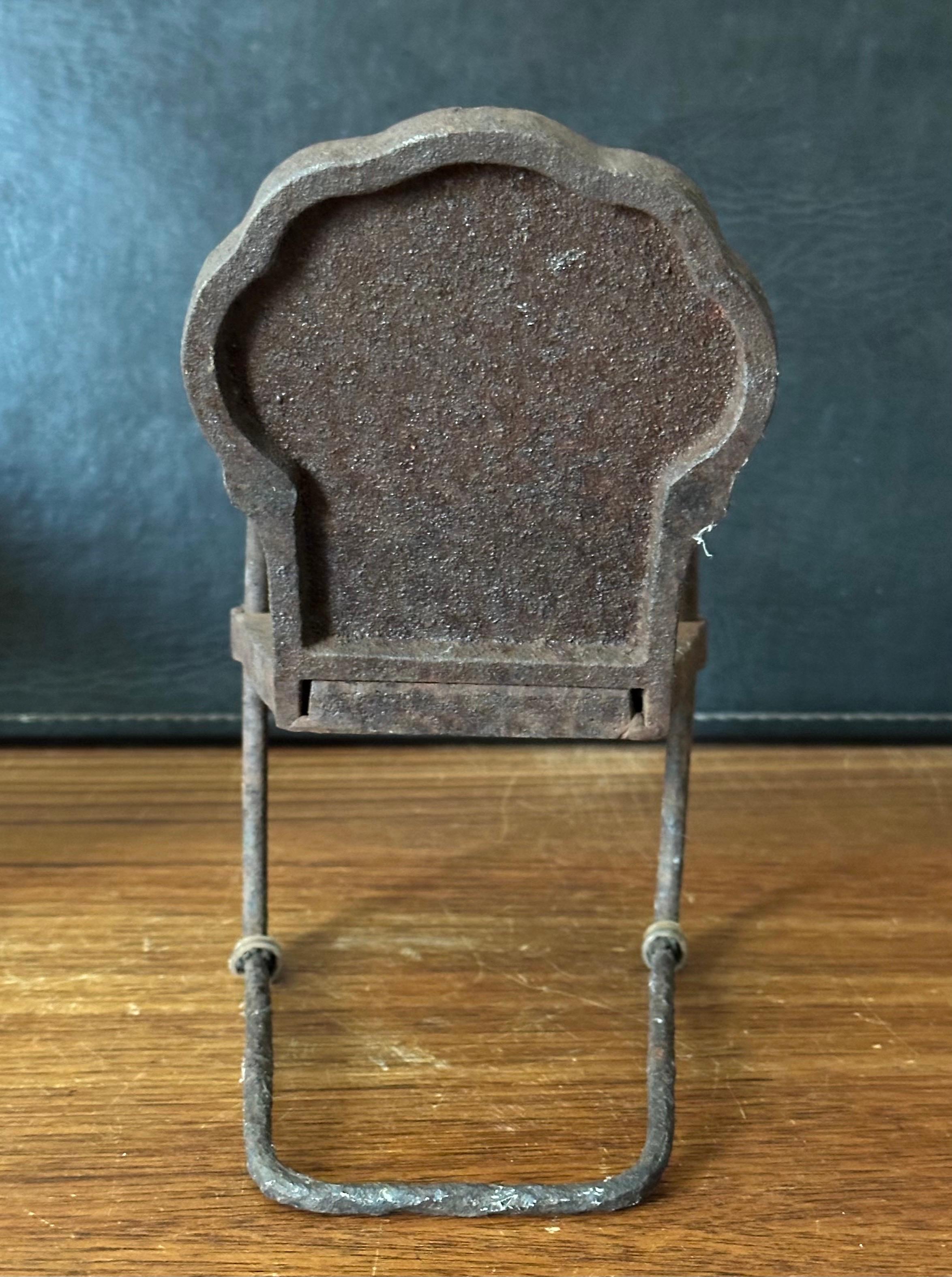 Scultura in miniatura di sedia da giardino in ghisa d'epoca con segni di invecchiamento / Campione di venditore in vendita 4