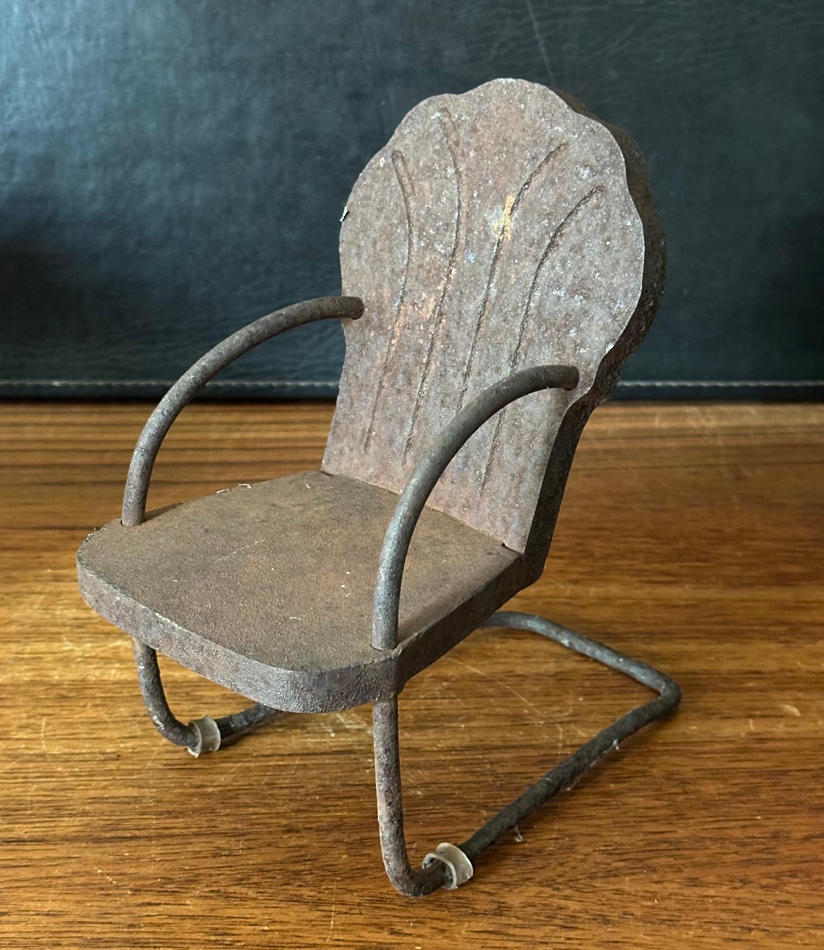 Scultura in miniatura di sedia da giardino in ghisa d'epoca con segni di invecchiamento / Campione di venditore in vendita 5