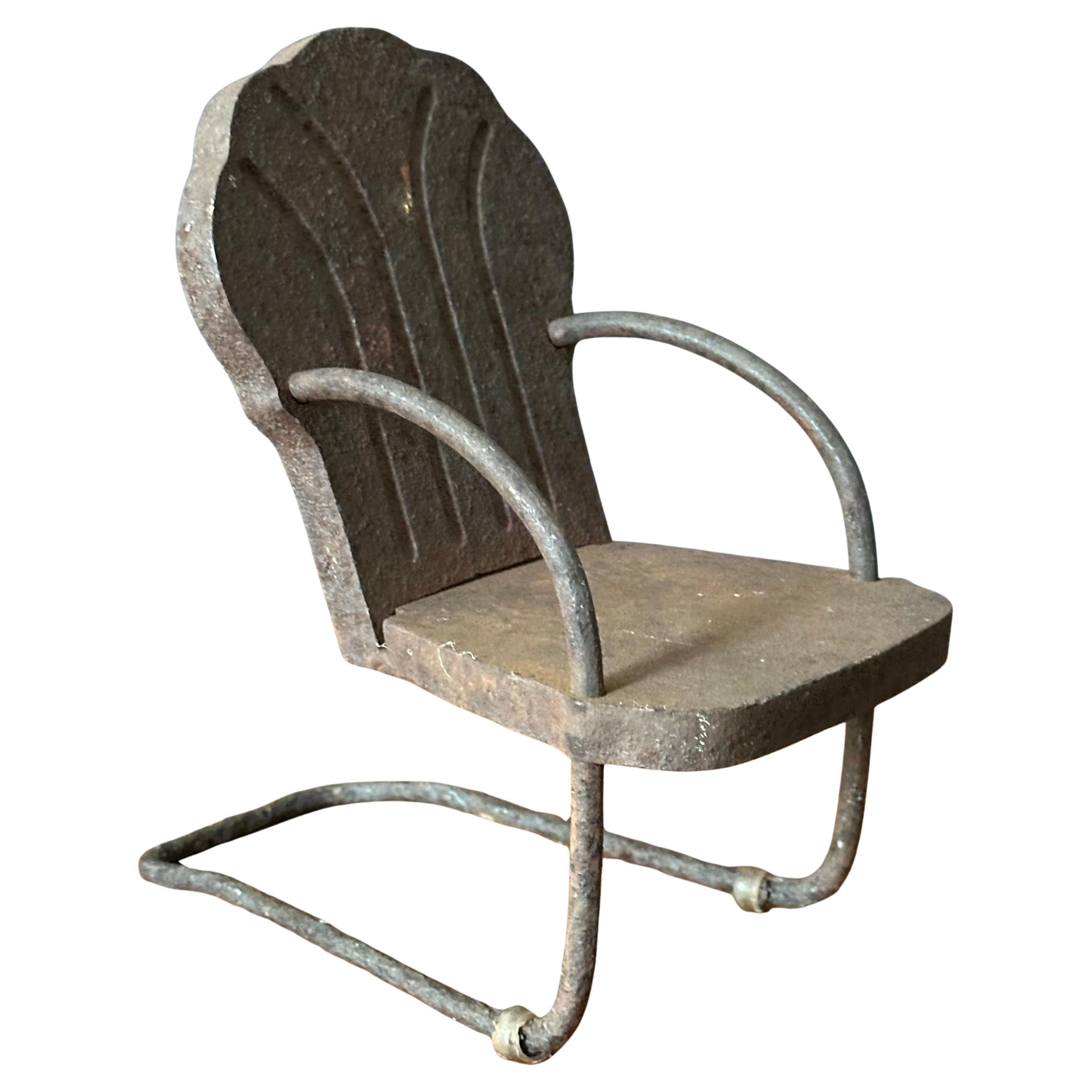 Scultura in miniatura di sedia da giardino in ghisa d'epoca con segni di invecchiamento / Campione di venditore in vendita 6