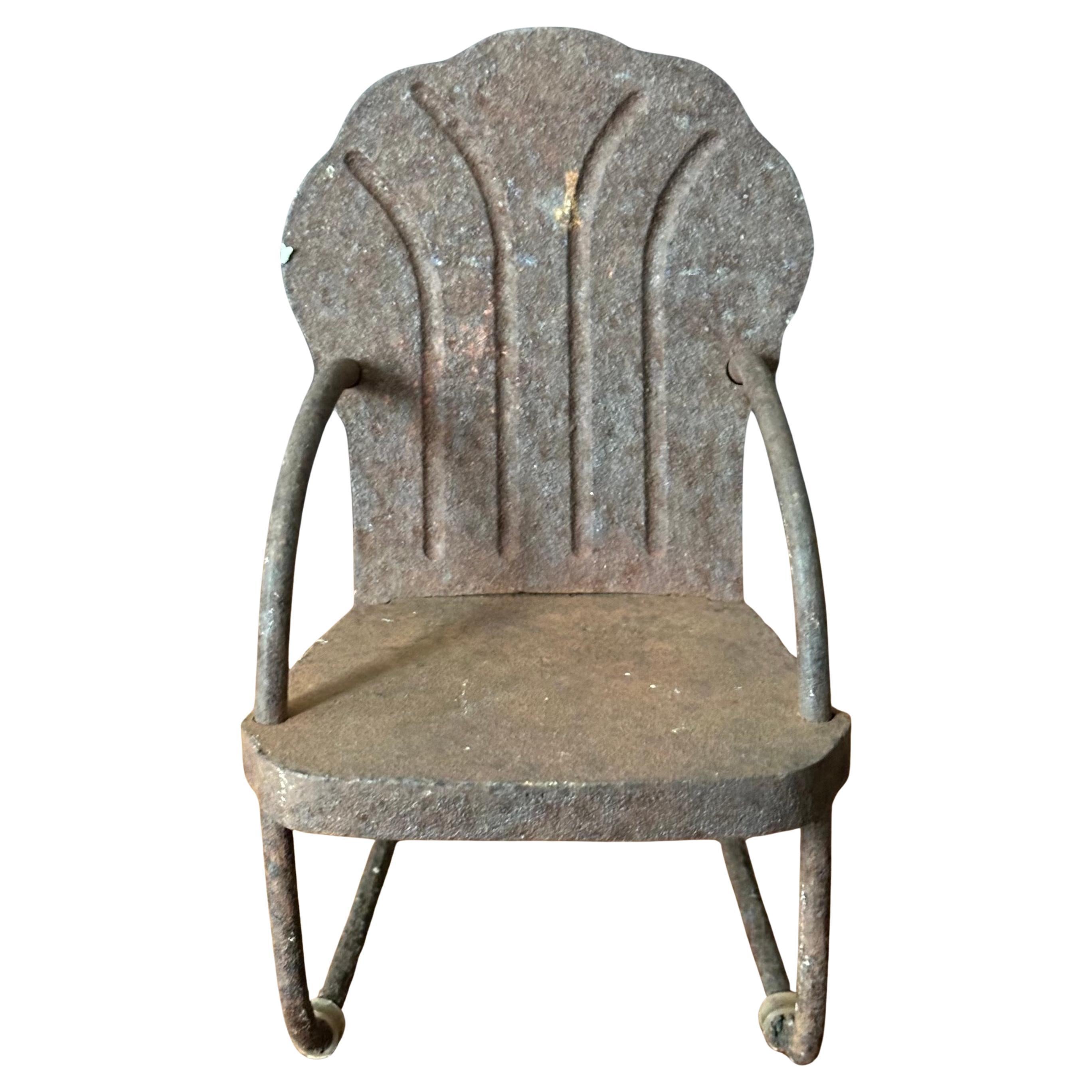 Scultura in miniatura di una sedia da giardino con guscio di vongola in ghisa, circa anni Settanta. Il pezzo è in condizioni vintage con una patina di ruggine (strutturalmente solido) e misura 4,5