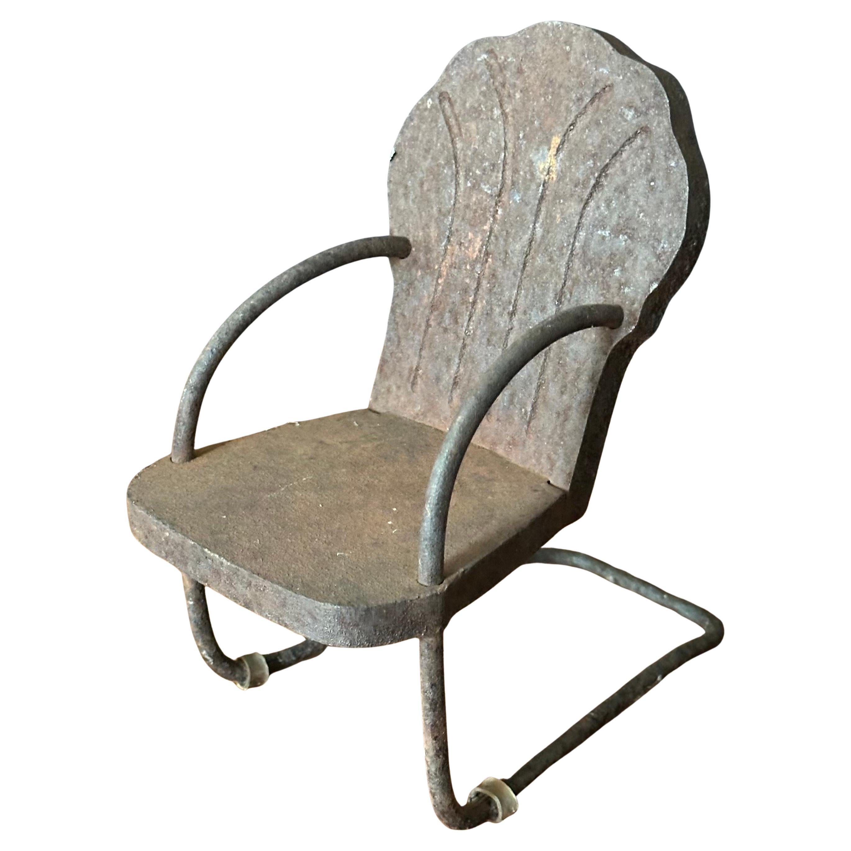 Postmoderno Scultura in miniatura di sedia da giardino in ghisa d'epoca con segni di invecchiamento / Campione di venditore in vendita