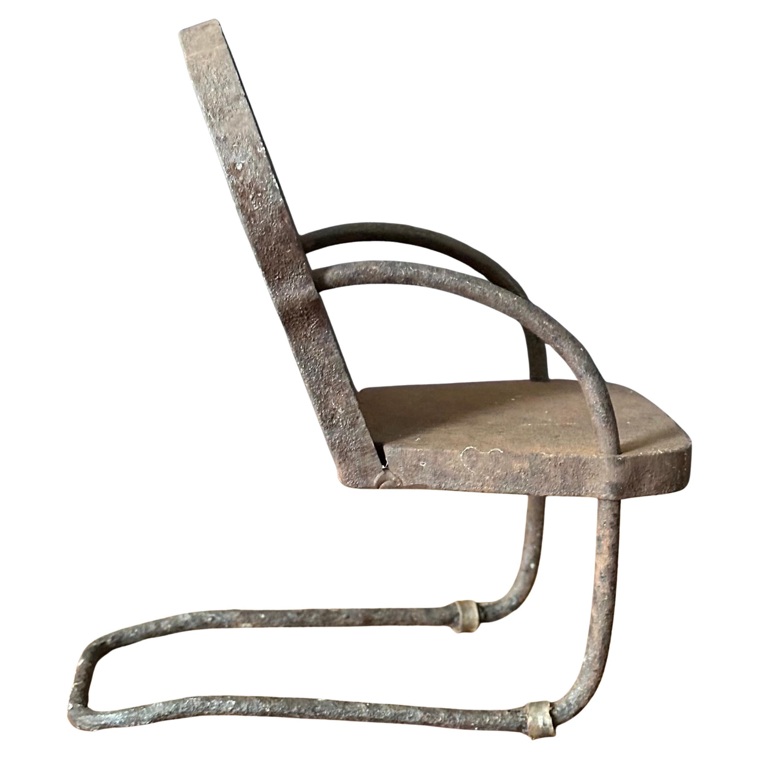 Americano Scultura in miniatura di sedia da giardino in ghisa d'epoca con segni di invecchiamento / Campione di venditore in vendita