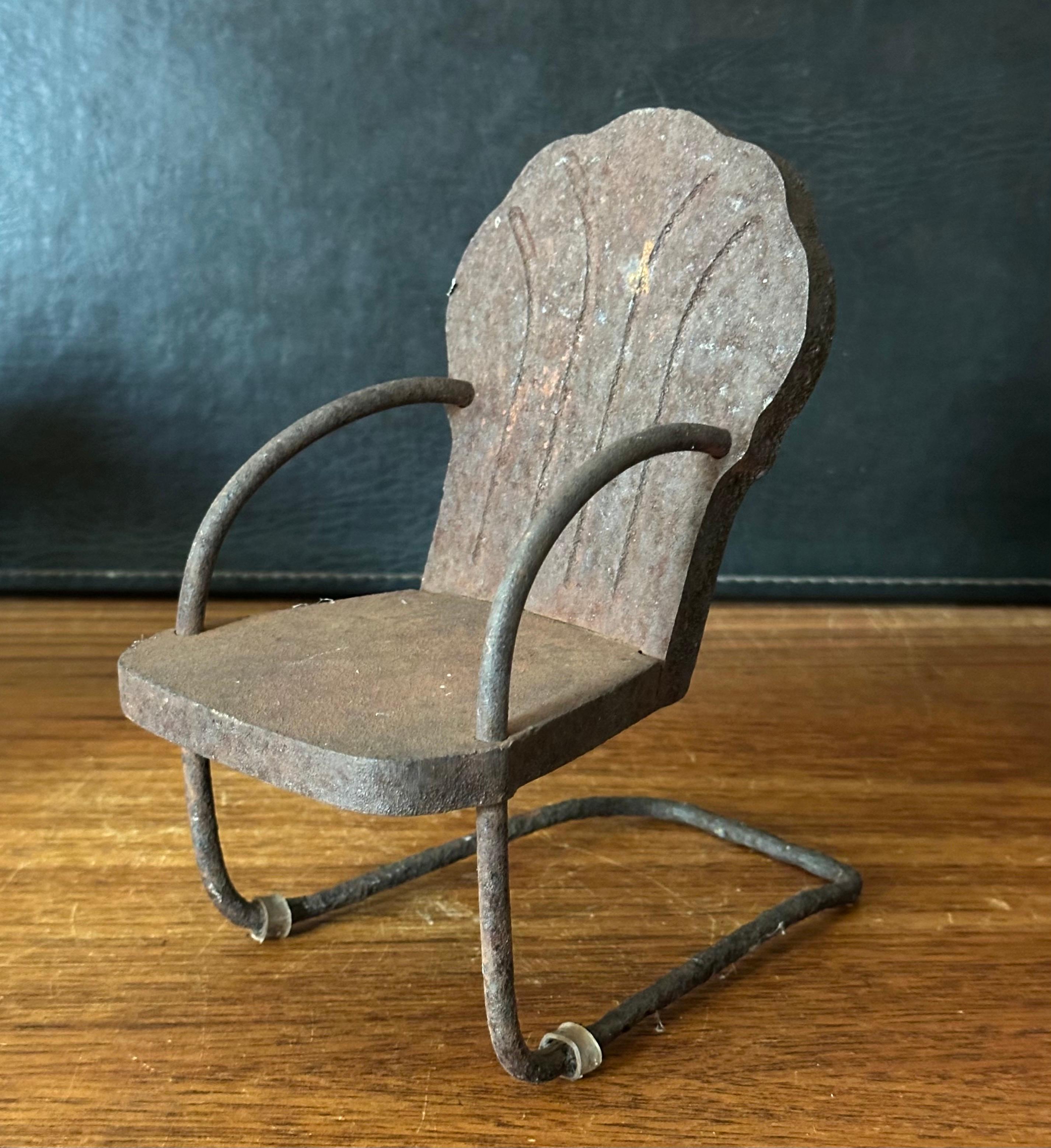 Scultura in miniatura di sedia da giardino in ghisa d'epoca con segni di invecchiamento / Campione di venditore In condizioni discrete in vendita a San Diego, CA
