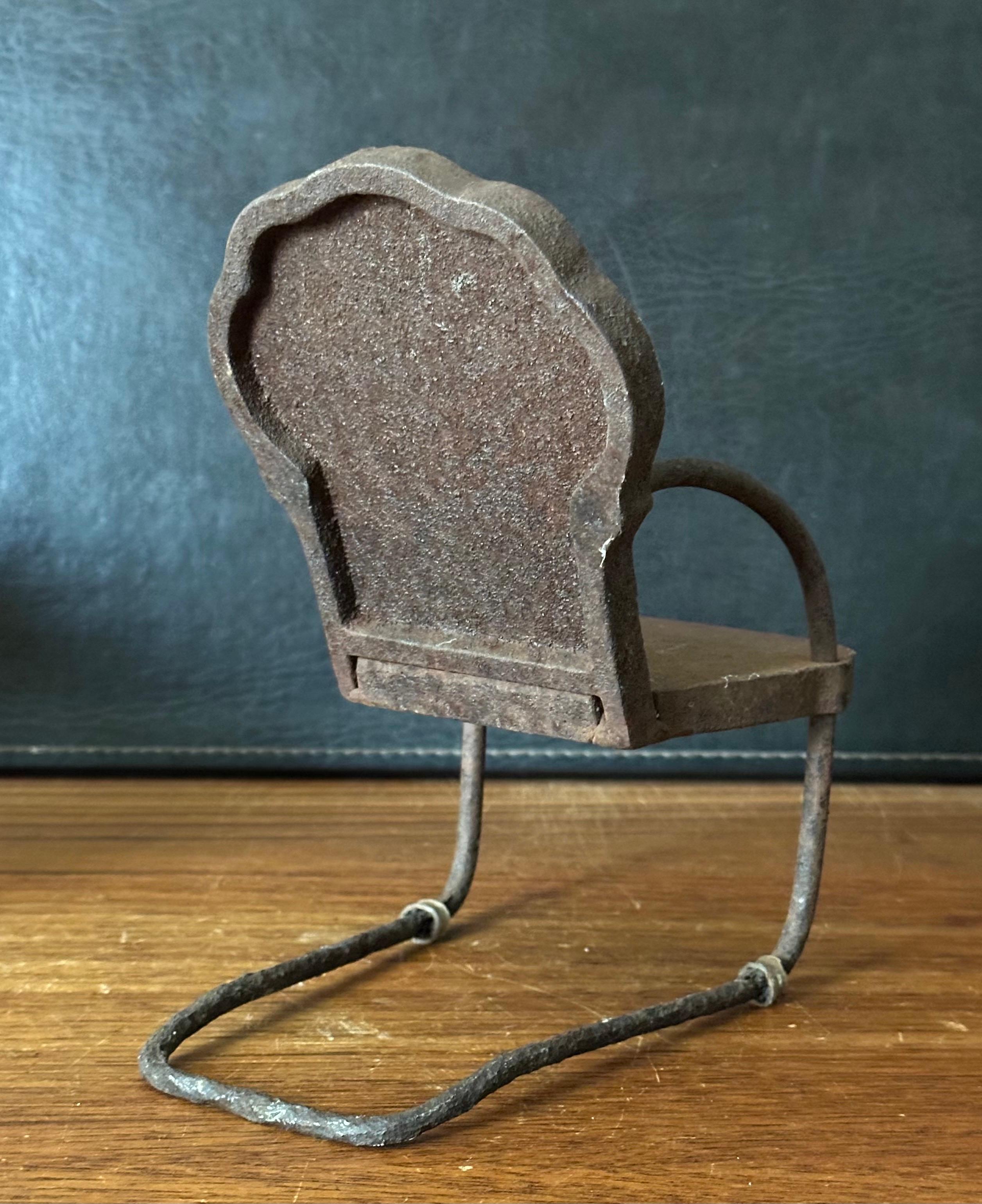 XX secolo Scultura in miniatura di sedia da giardino in ghisa d'epoca con segni di invecchiamento / Campione di venditore in vendita