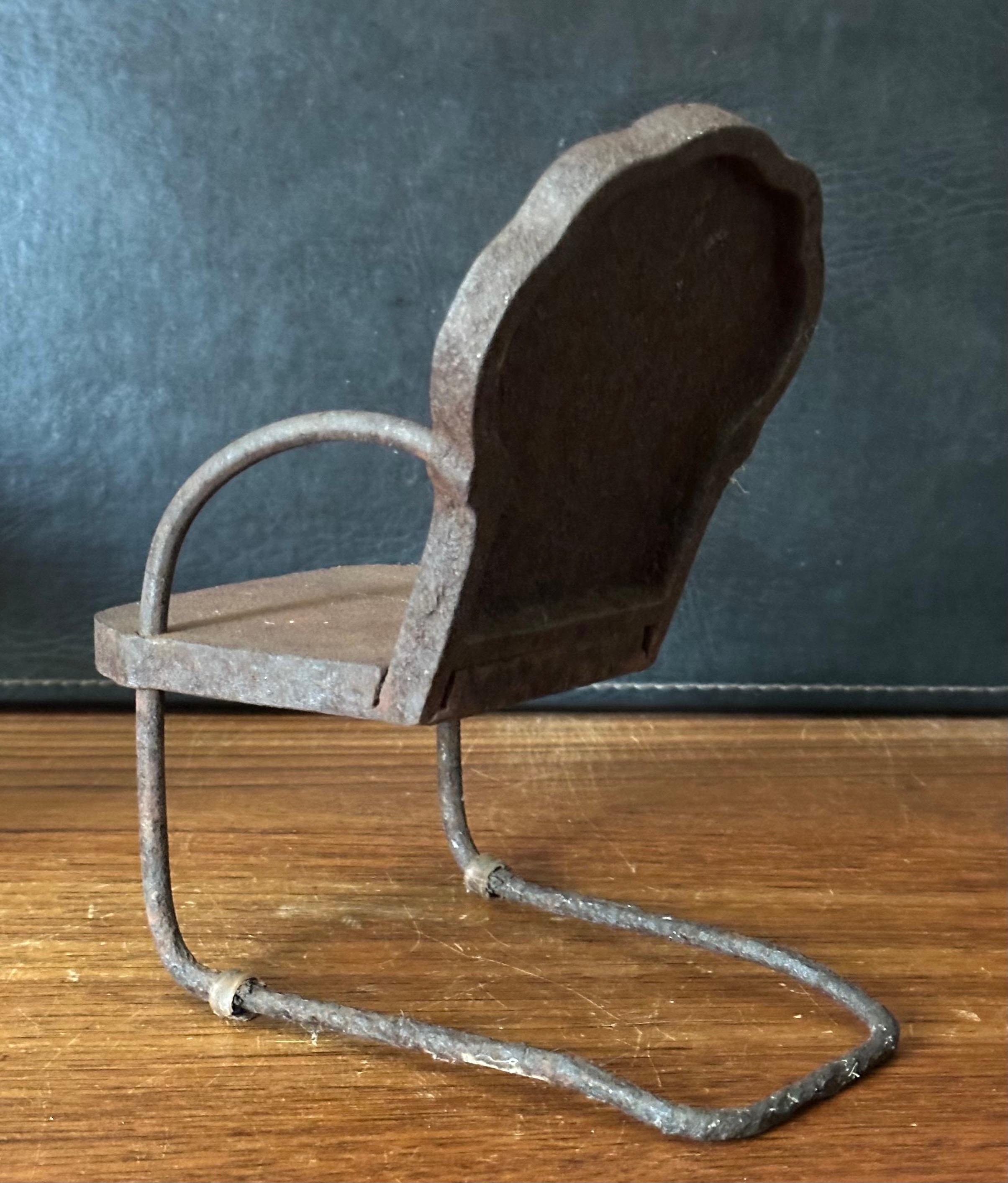 Ferro Scultura in miniatura di sedia da giardino in ghisa d'epoca con segni di invecchiamento / Campione di venditore in vendita