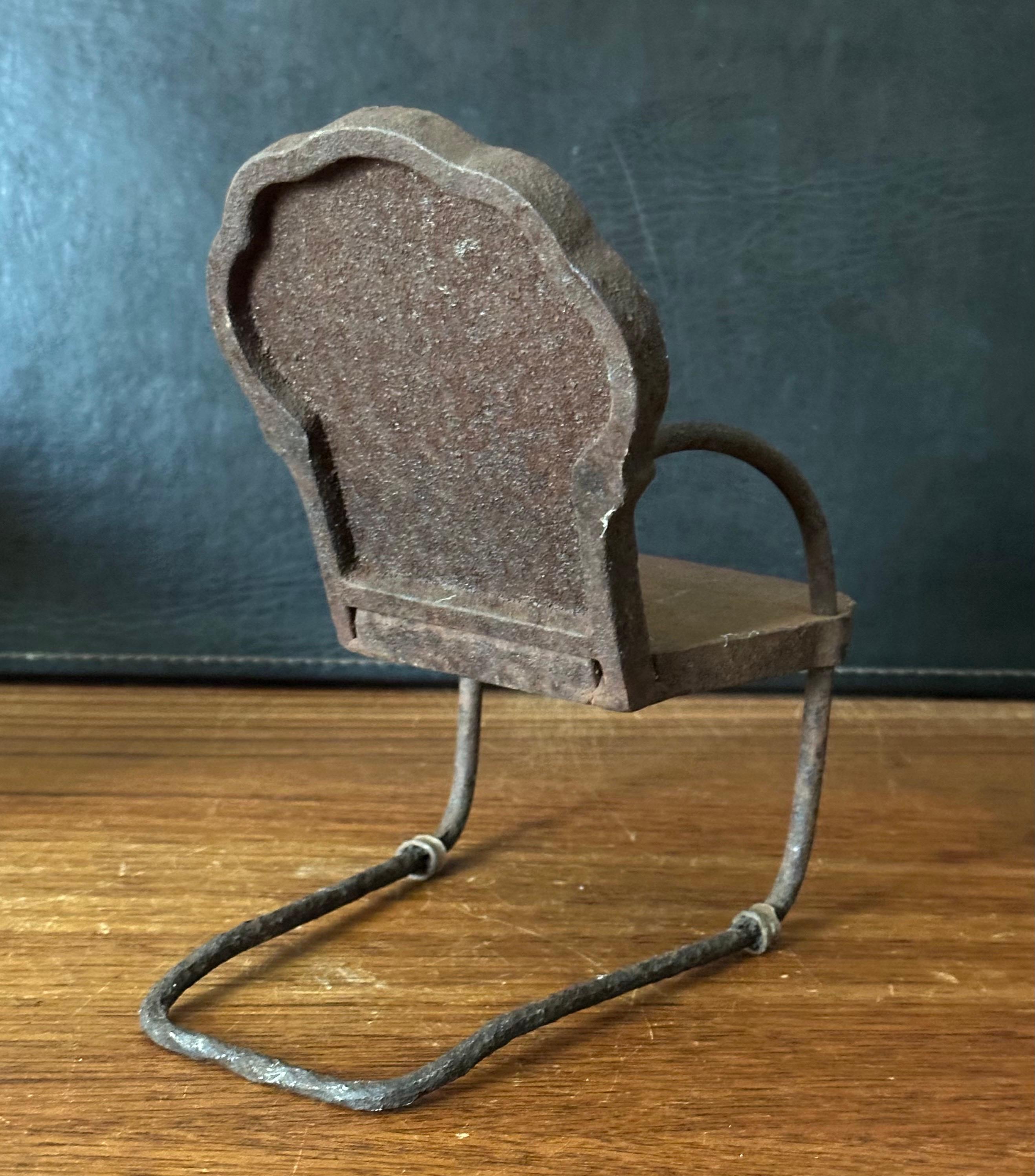 Scultura in miniatura di sedia da giardino in ghisa d'epoca con segni di invecchiamento / Campione di venditore in vendita 1