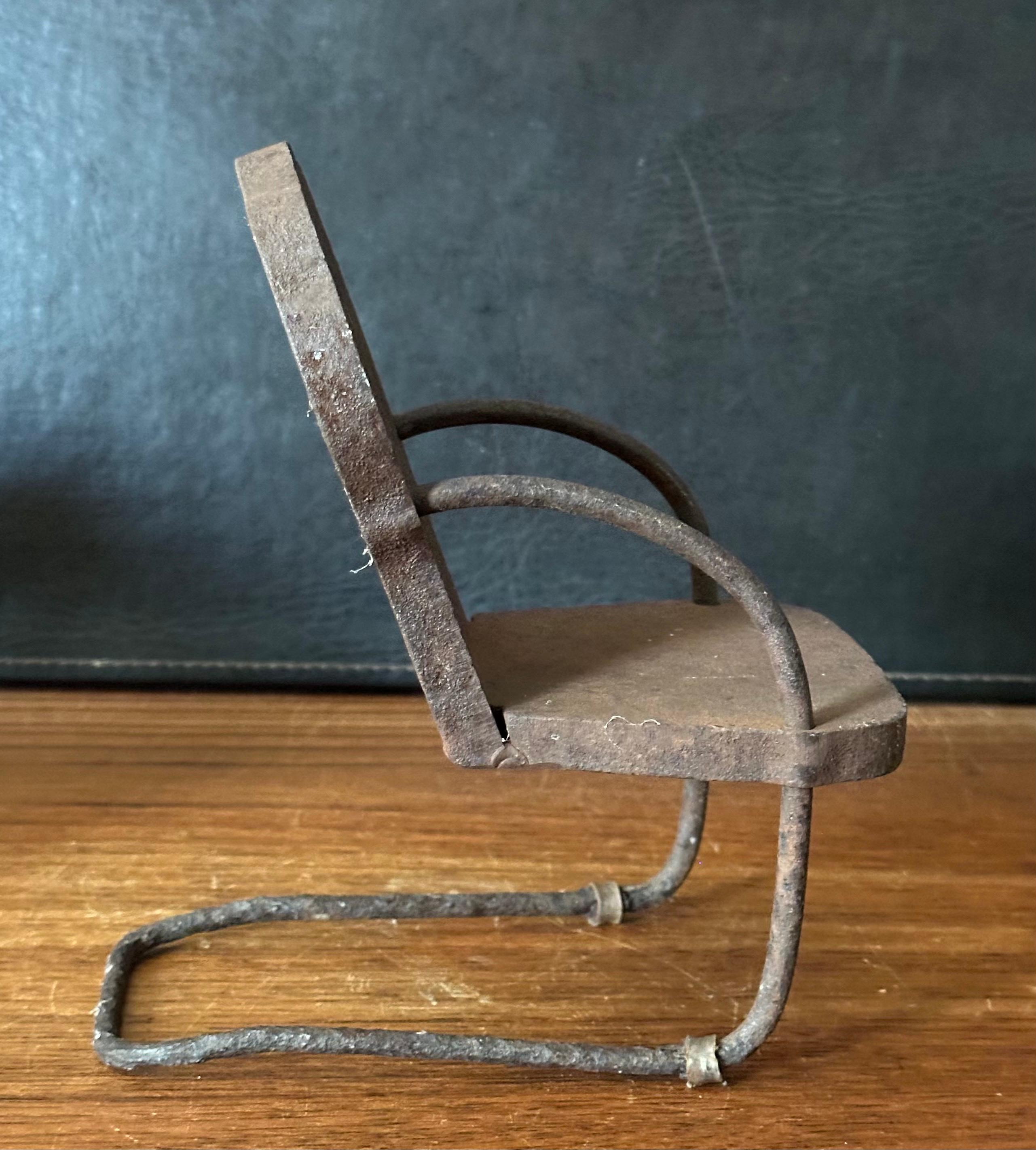 Scultura in miniatura di sedia da giardino in ghisa d'epoca con segni di invecchiamento / Campione di venditore in vendita 2