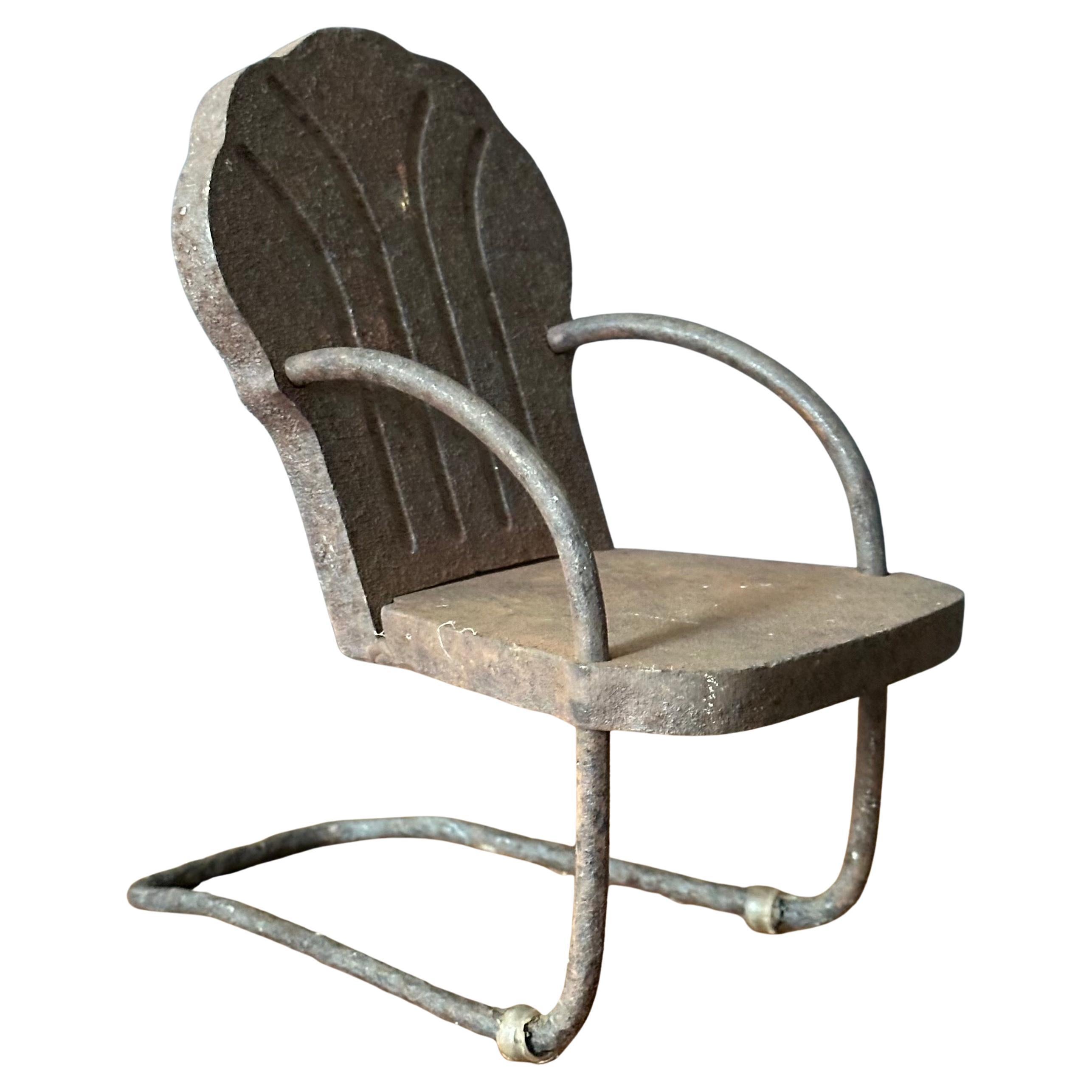 Scultura in miniatura di sedia da giardino in ghisa d'epoca con segni di invecchiamento / Campione di venditore in vendita