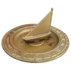 Meridiana nautica da giardino in ghisa d'epoca con barca a vela "Tempus Fugit"