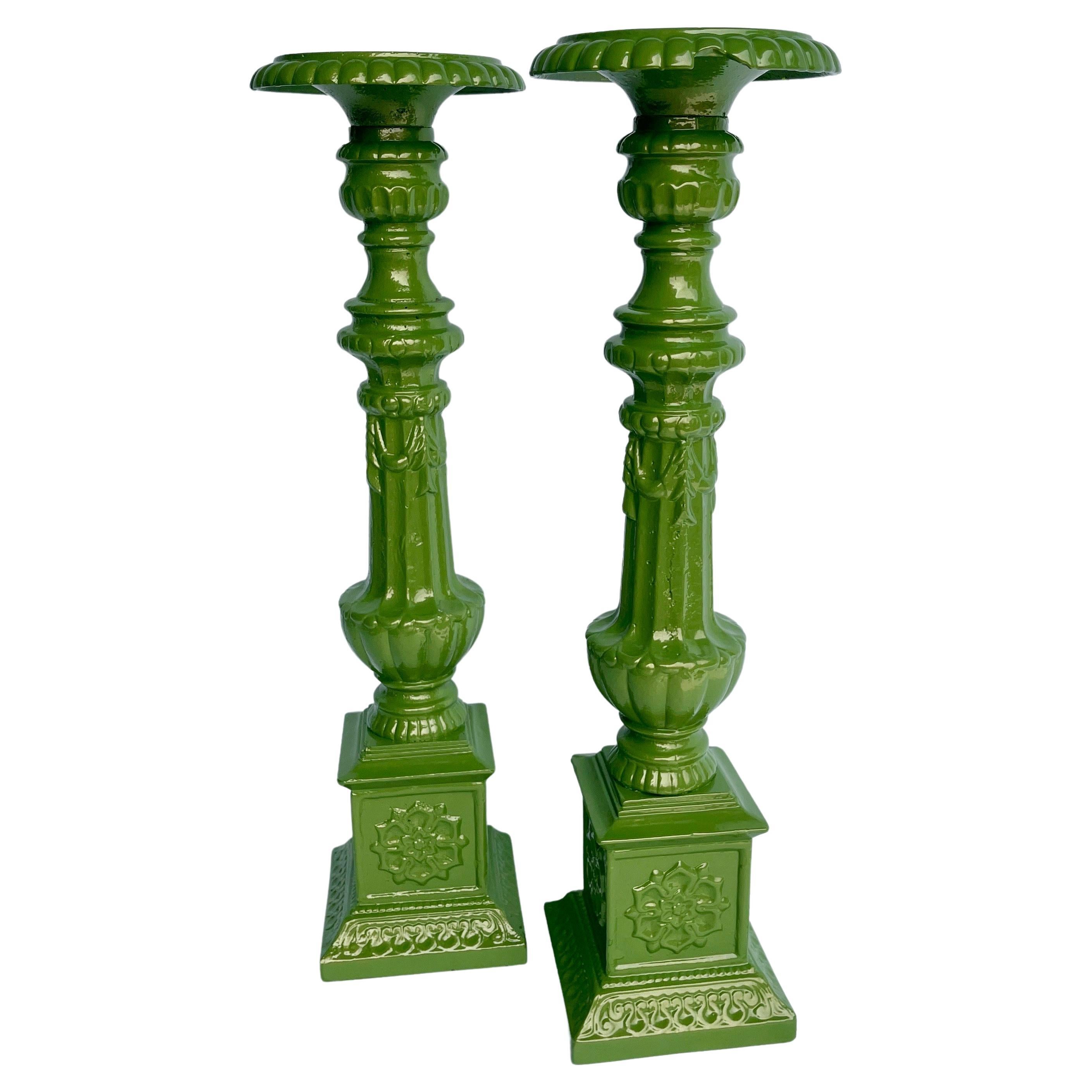 Portacandele da terra in ghisa verniciata a polvere, circa 1900. 
Il prezzo indicato si intende per articolo.
Alti 28' ciascuno, questi eleganti portacandele a forma di pungiglione appena verniciati a polvere sono molto versatili e possono essere
