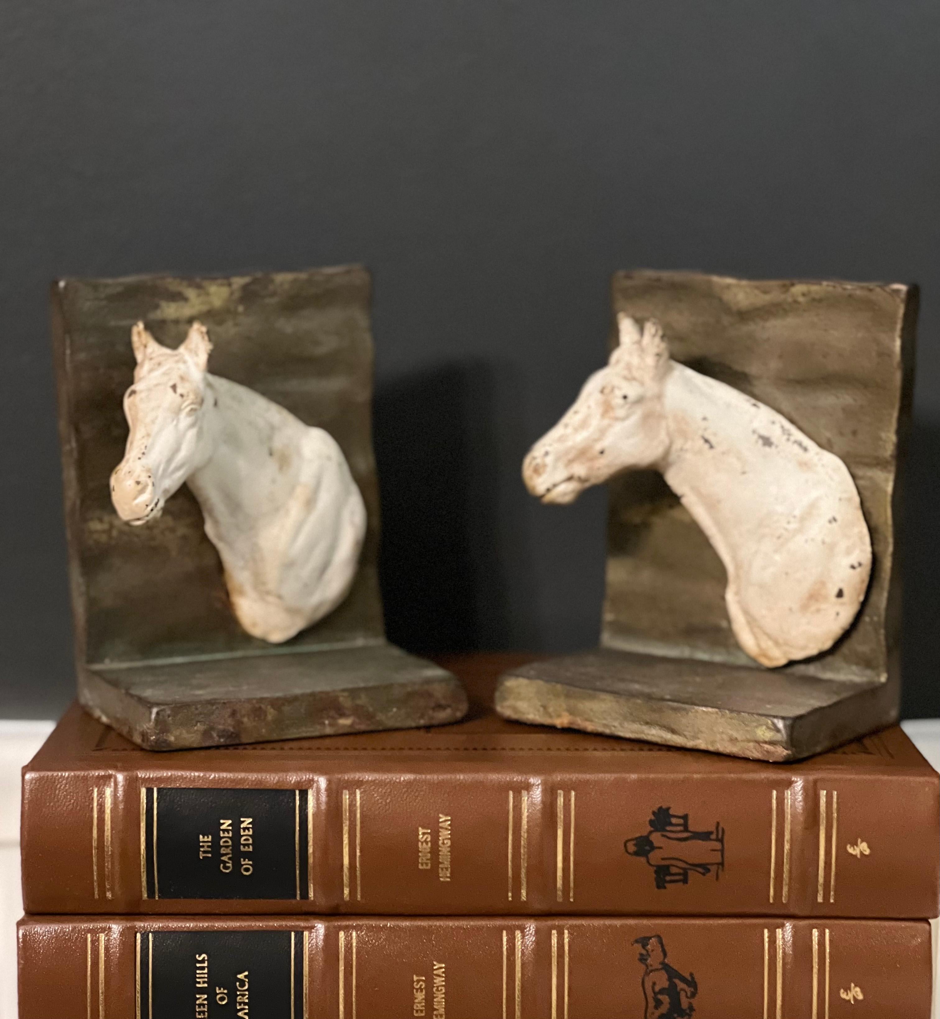 Incantevole fermalibri vintage in ghisa per cavalli, anni '30. Le teste di cavallo dipinte si estendono verso l'esterno in direzione opposta. Ottimo per dare un tocco di rustico stile equestre alla tua scrivania, alla tua libreria o praticamente