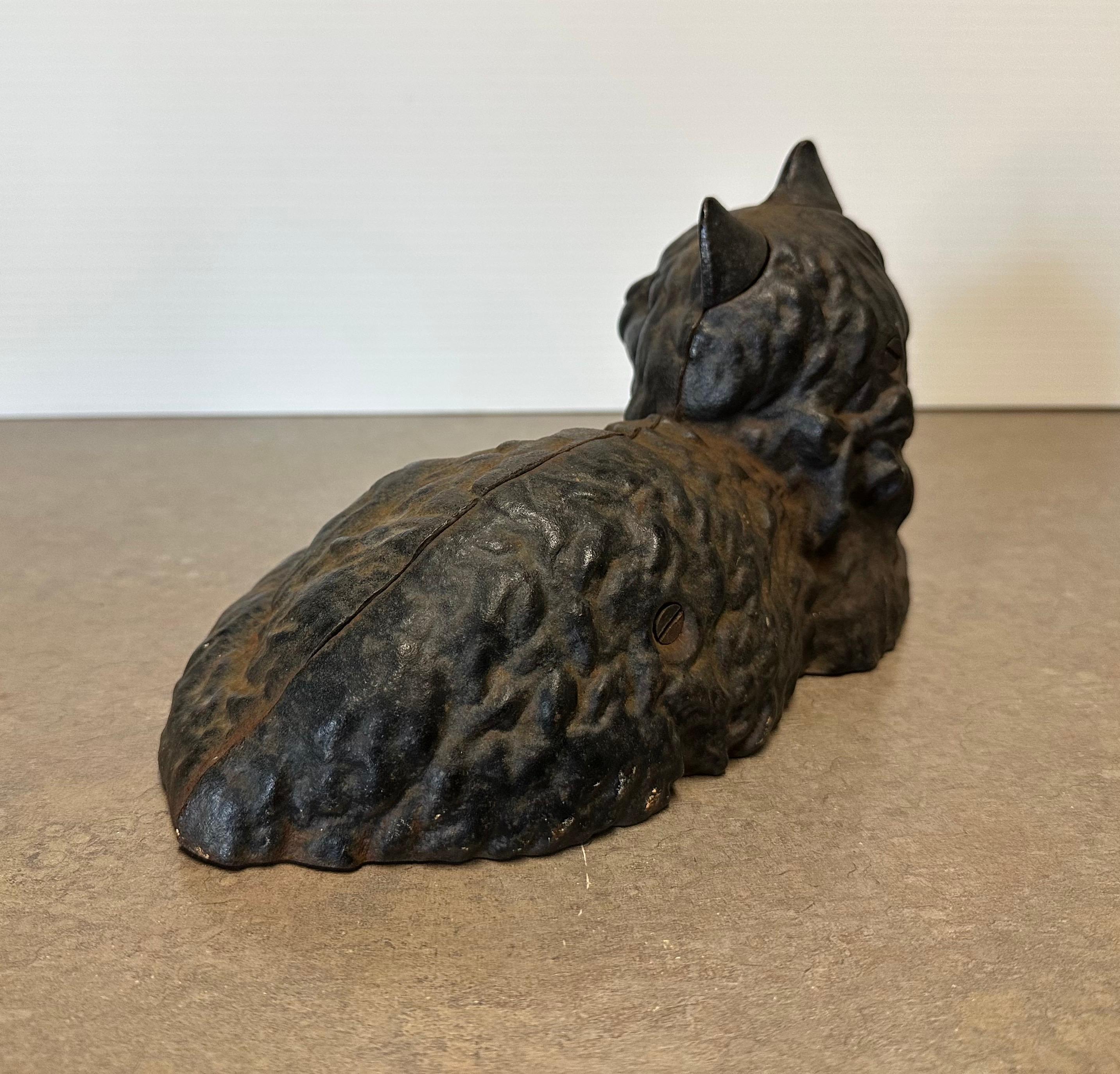 Fermaporta / Scultura d'epoca in ghisa patinata Greene & Greene, gatto nero, di Hubley in vendita 2