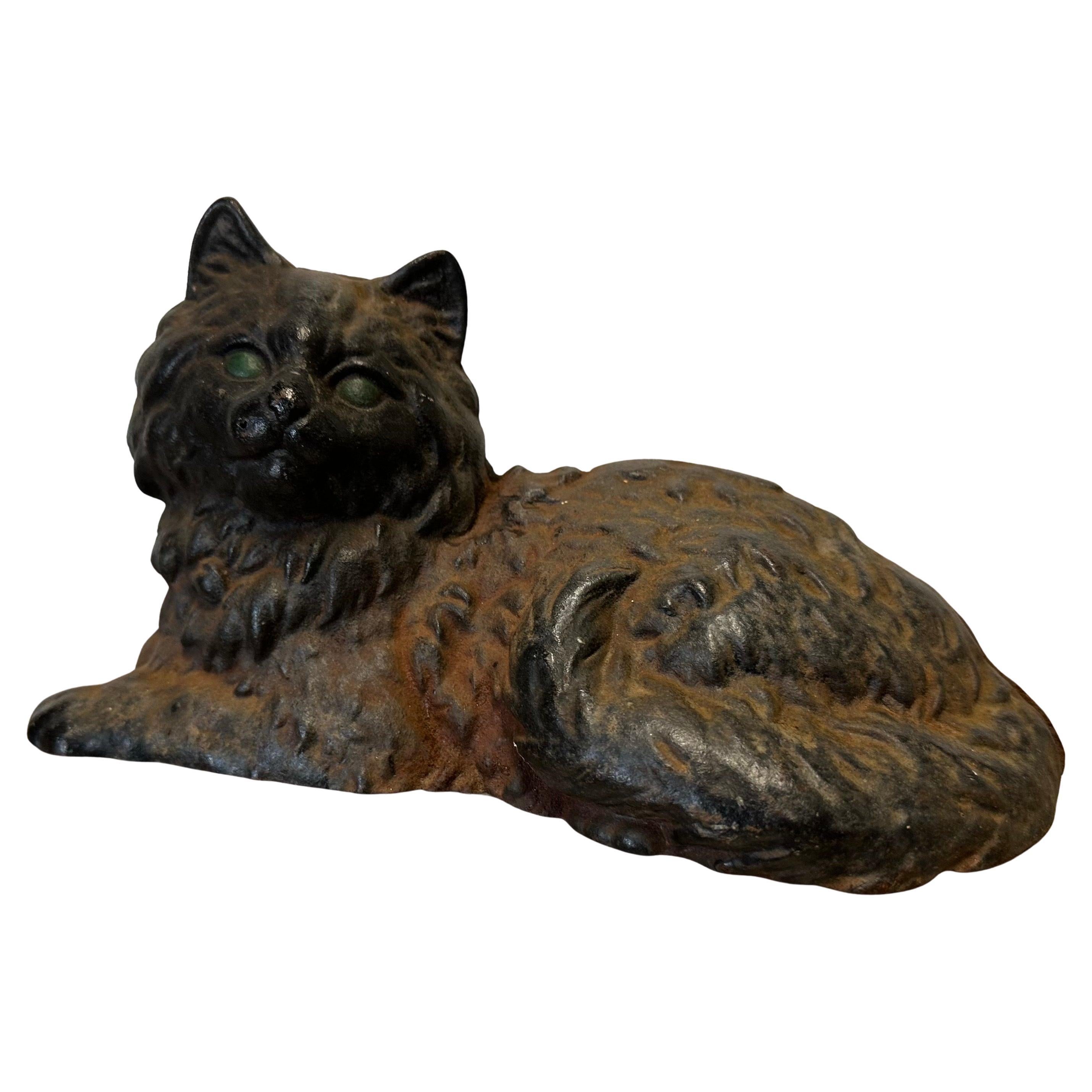 Fermaporta / Scultura d'epoca in ghisa patinata con occhi verdi e gatto nero di Hubley, circa 1930. Un fantastico fermaporta / scultura di gatto vintage in ghisa prodotto da Hubley. Il pezzo è in buone condizioni d'epoca, considerando che ha quasi