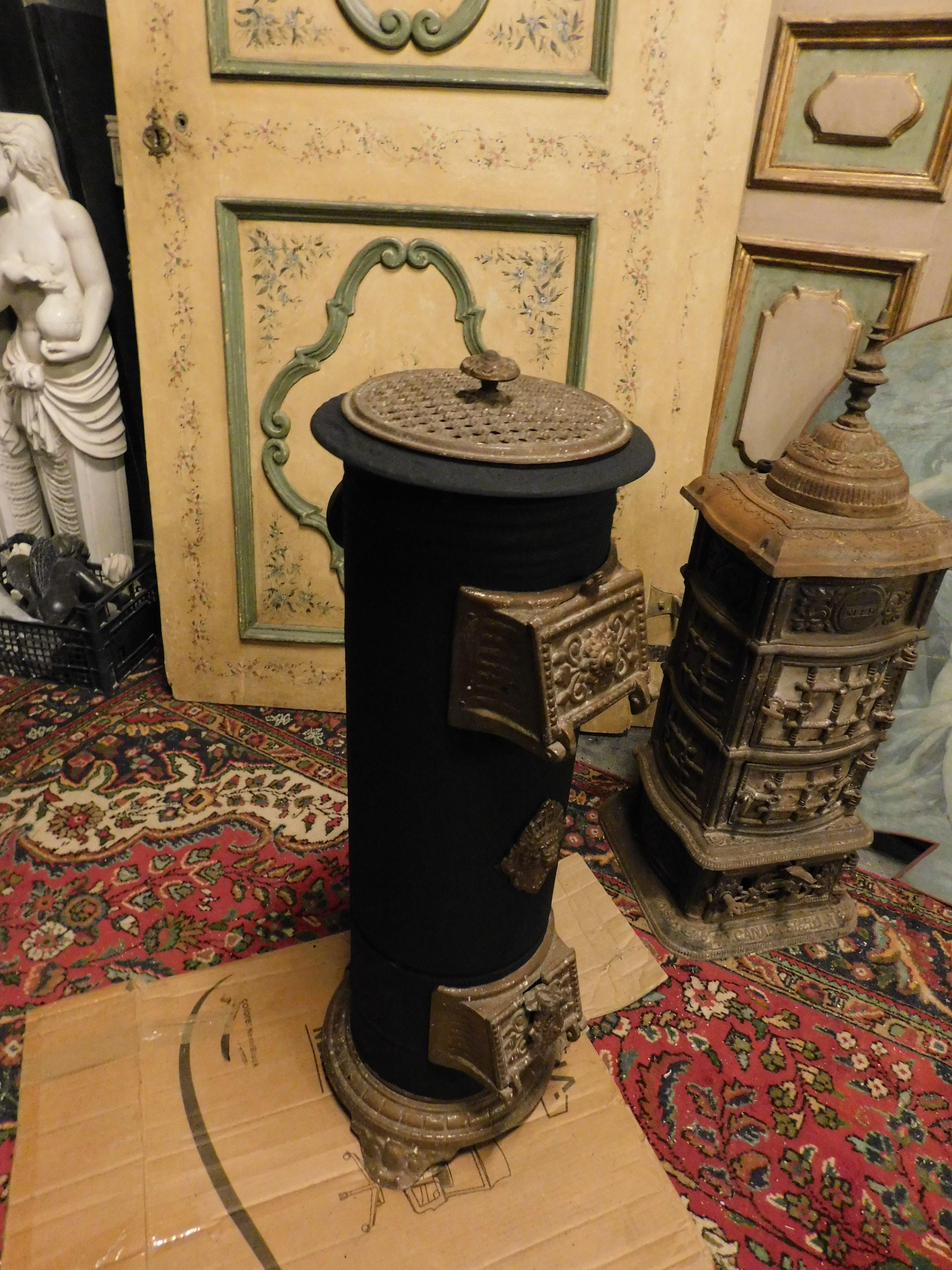 Vintage cast iron stove, black and gold enamelled, Italy In Good Condition In Cuneo, Italy (CN)