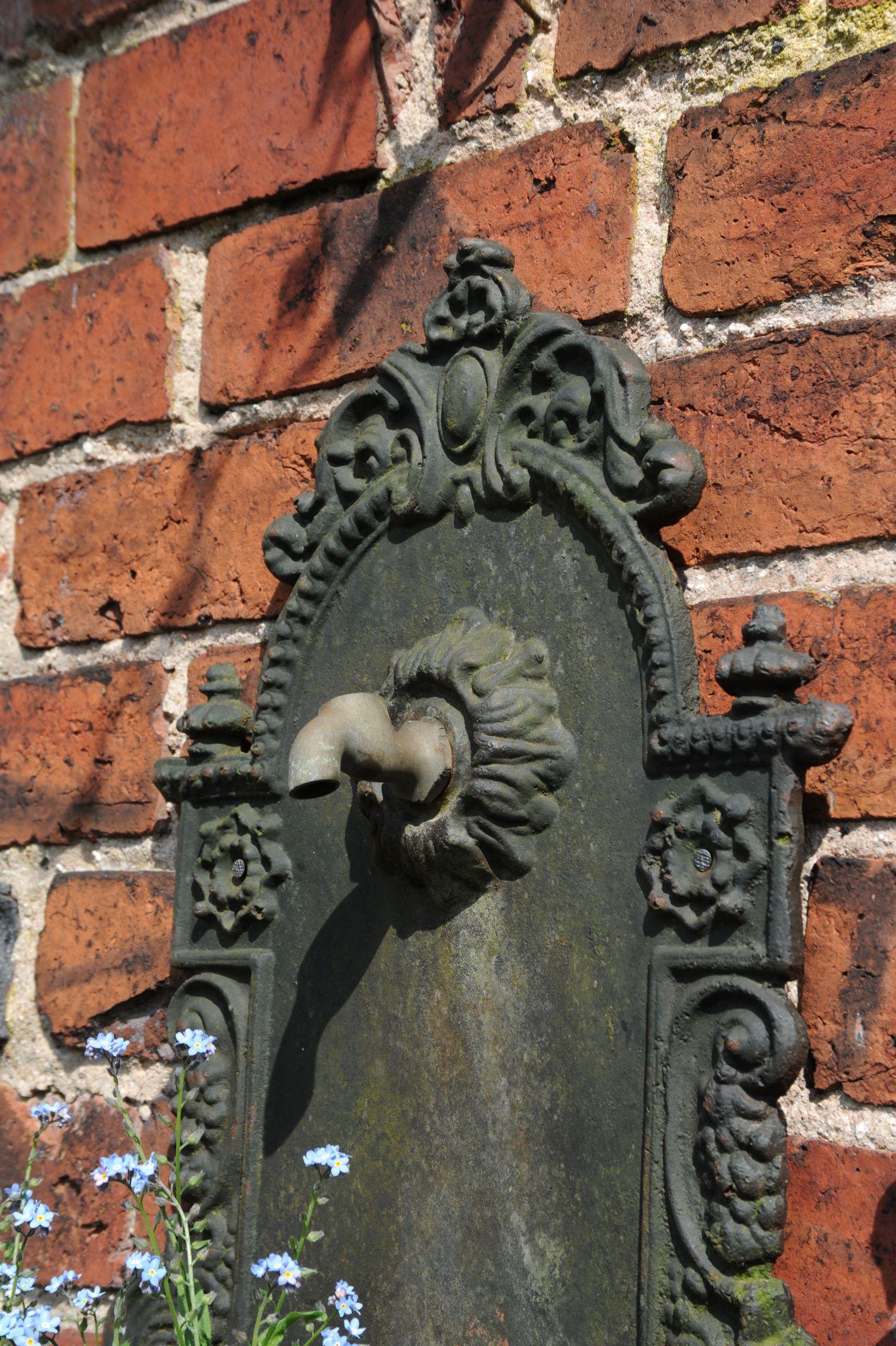 cast iron wall planter