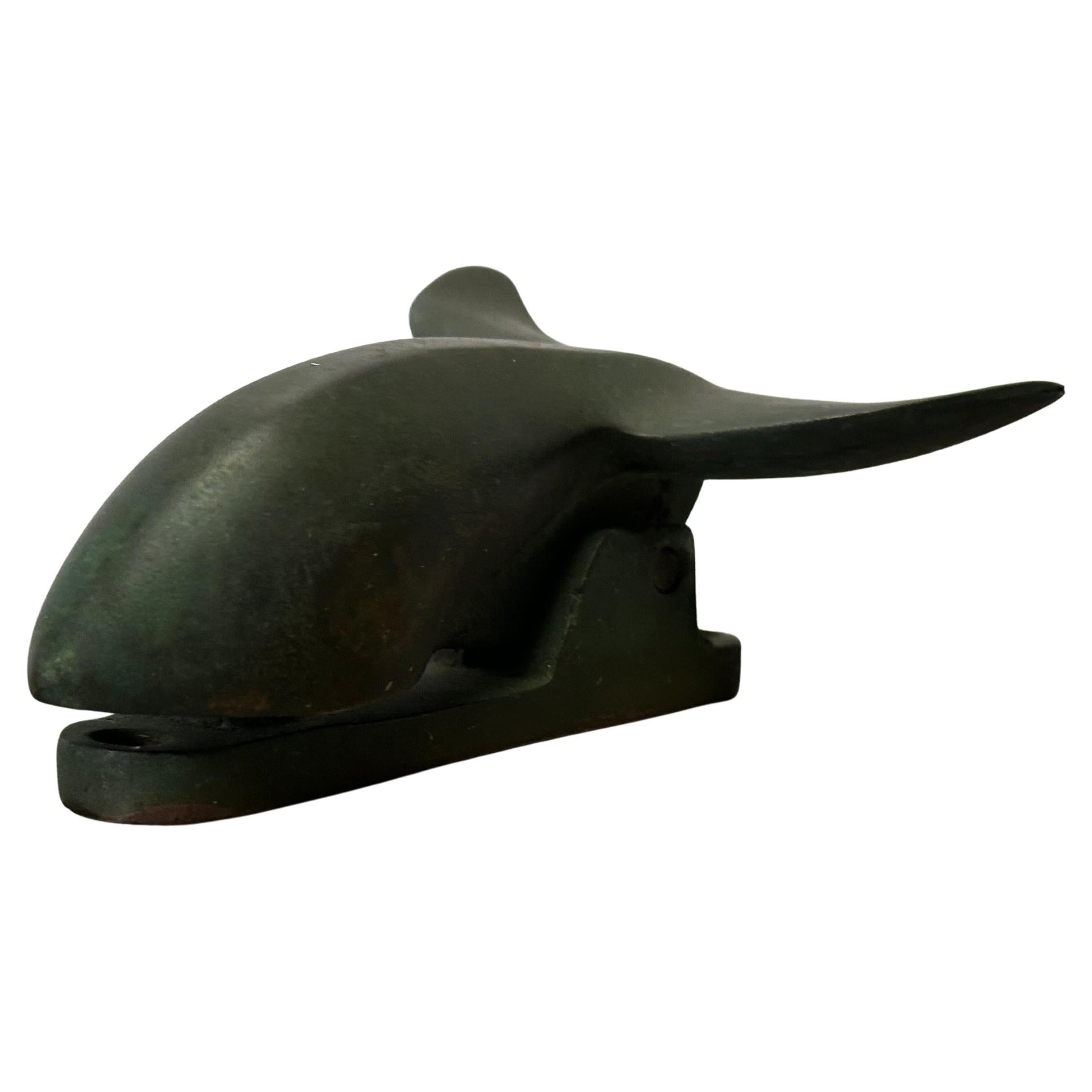 Battente in ghisa vintage con finitura in bronzo invecchiato. Battente d'epoca in ghisa a forma di balena, circa 1960. L'oggetto è realizzato in ghisa con una finitura in bronzo anticato che gli conferisce un aspetto vissuto. Questo battiporta è