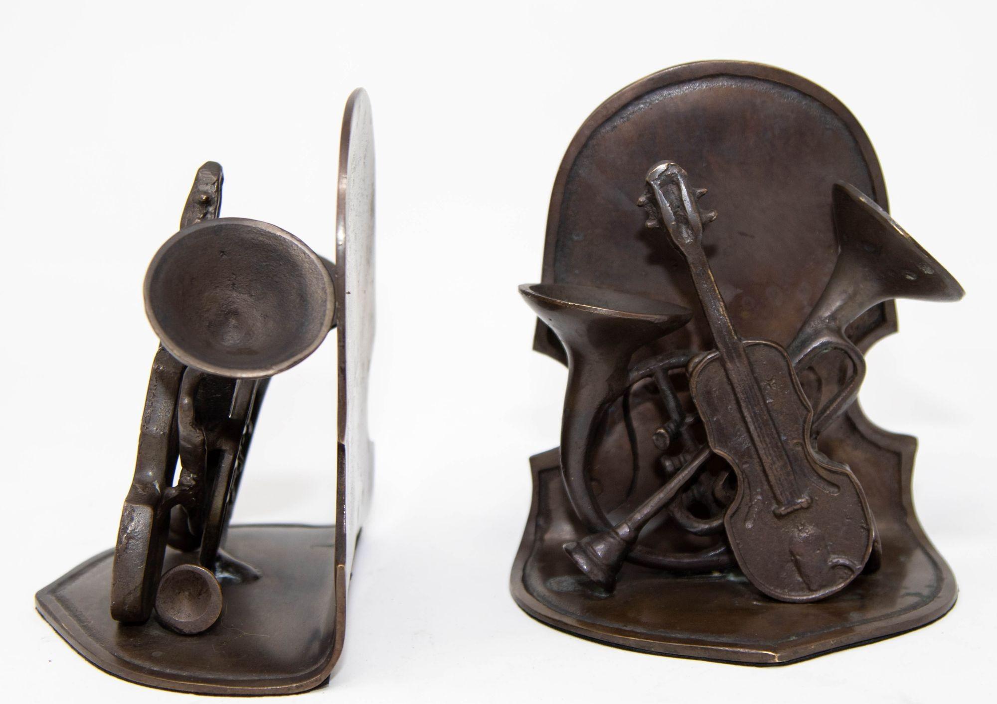 Escultura musical de violín y trompa Sujetalibros de metal fundido Vintage Circa 1950's Moderno de mediados de siglo en venta