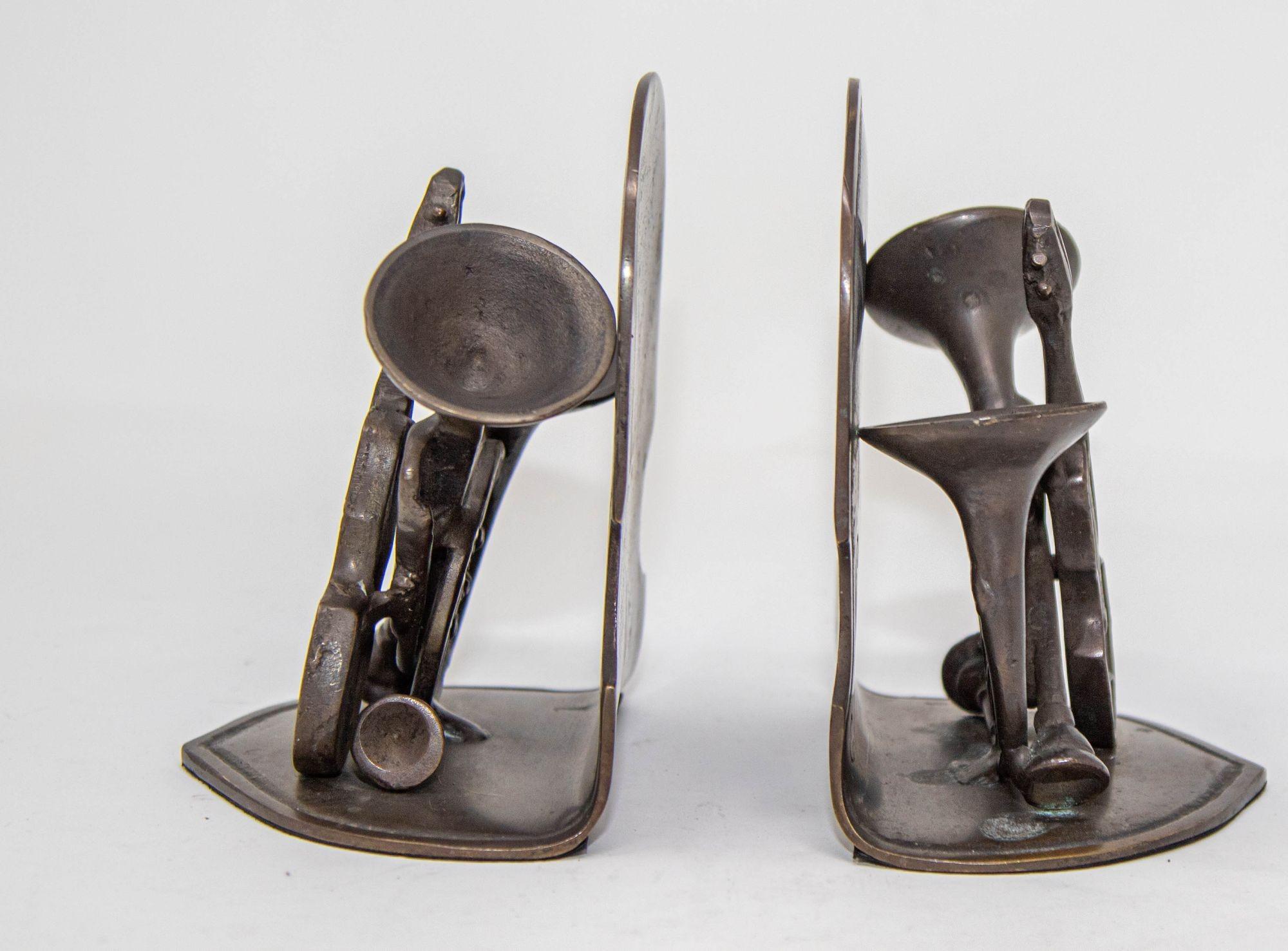 Escultura musical de violín y trompa Sujetalibros de metal fundido Vintage Circa 1950's Estadounidense en venta