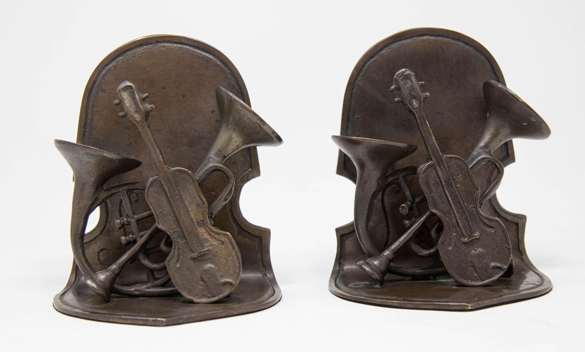 Escultura musical de violín y trompa Sujetalibros de metal fundido Vintage Circa 1950's Metal en venta