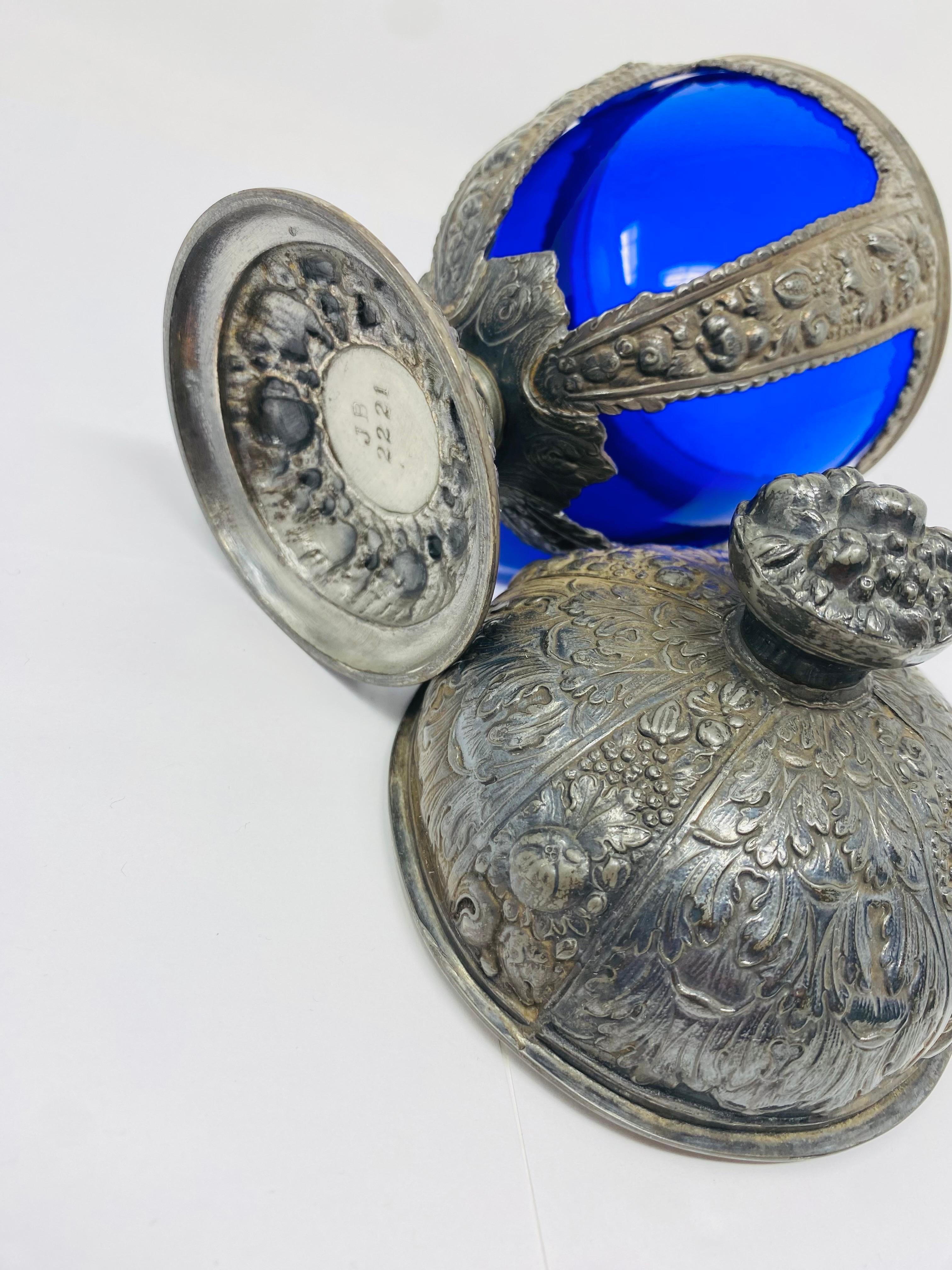 Cáliz vintage de metal fundido con cristal cobalto Art Nouveau Estadounidense en venta