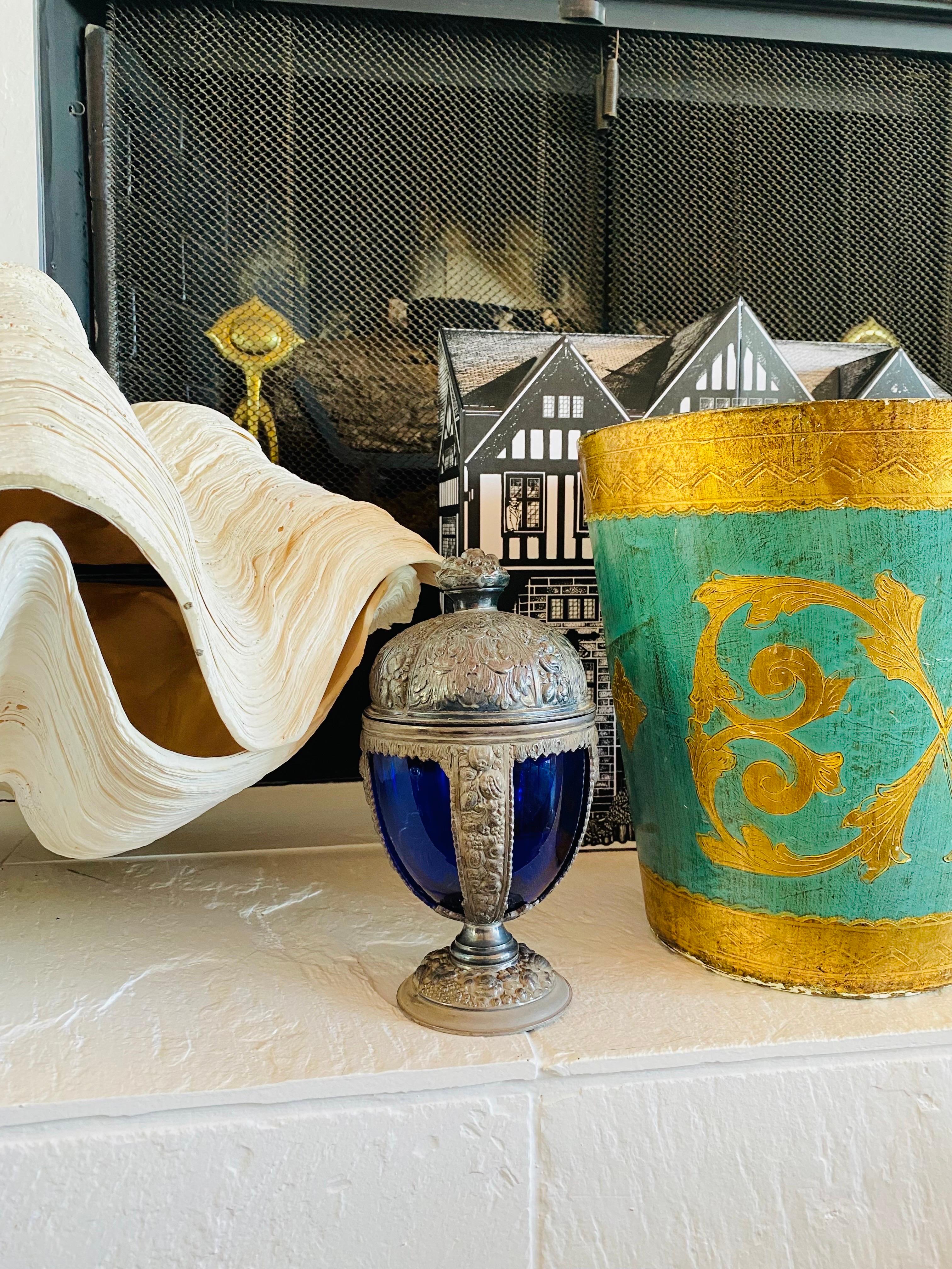 Cáliz vintage de metal fundido con cristal cobalto Art Nouveau Vaciado en venta