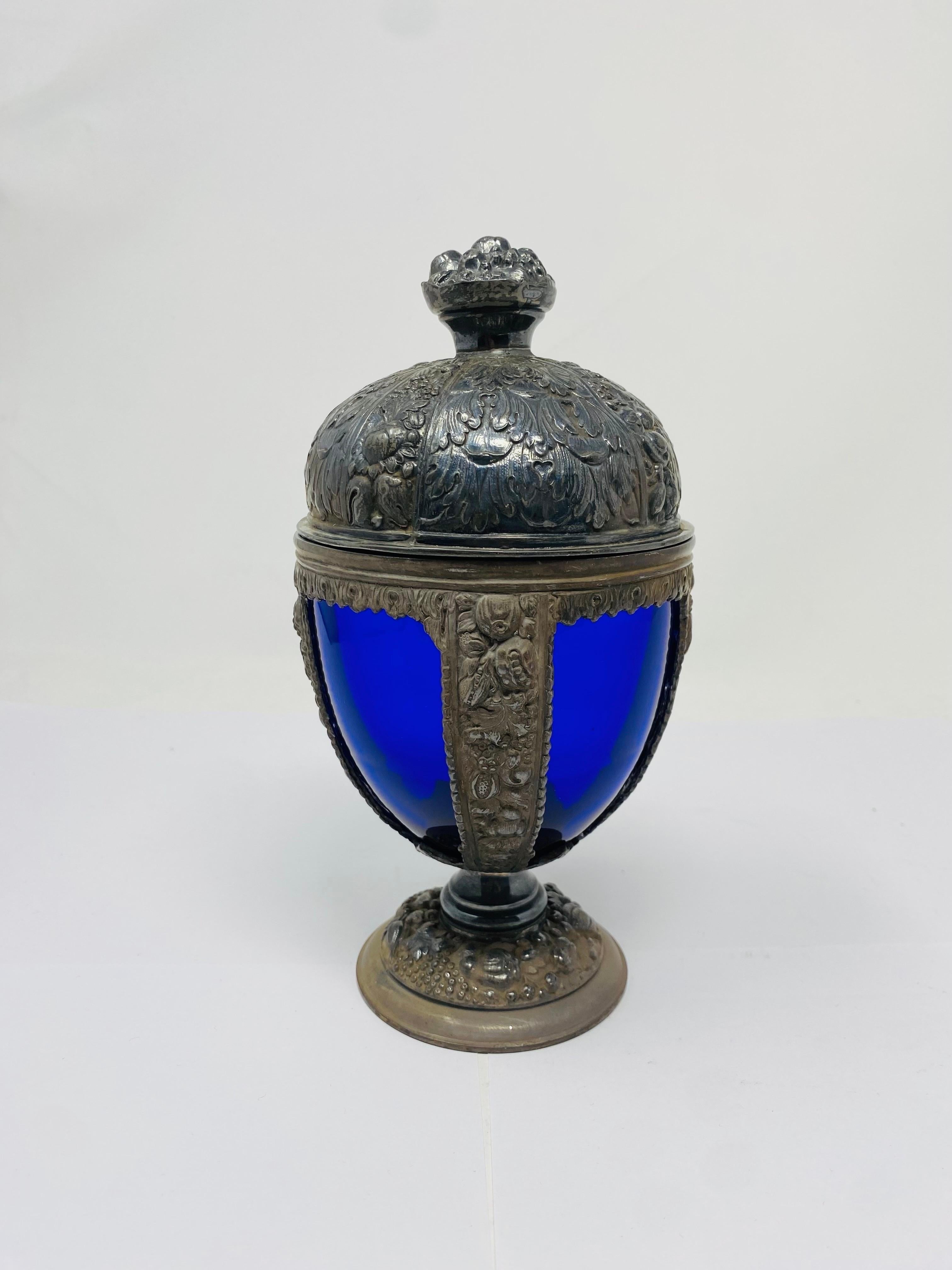 Cáliz vintage de metal fundido con cristal cobalto Art Nouveau en Bueno estado para la venta en San Diego, CA
