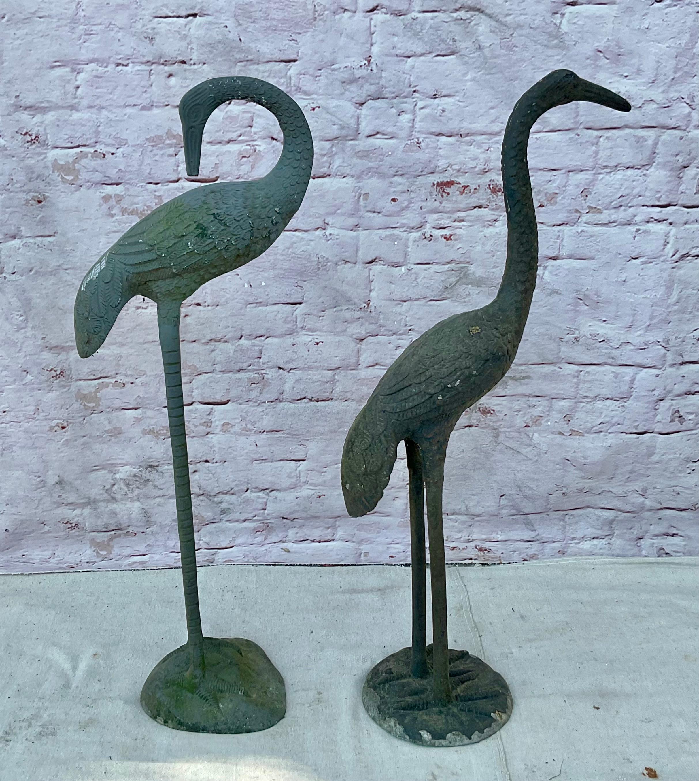 Paire de grues en métal moulé d'époque Bon état - En vente à Bradenton, FL