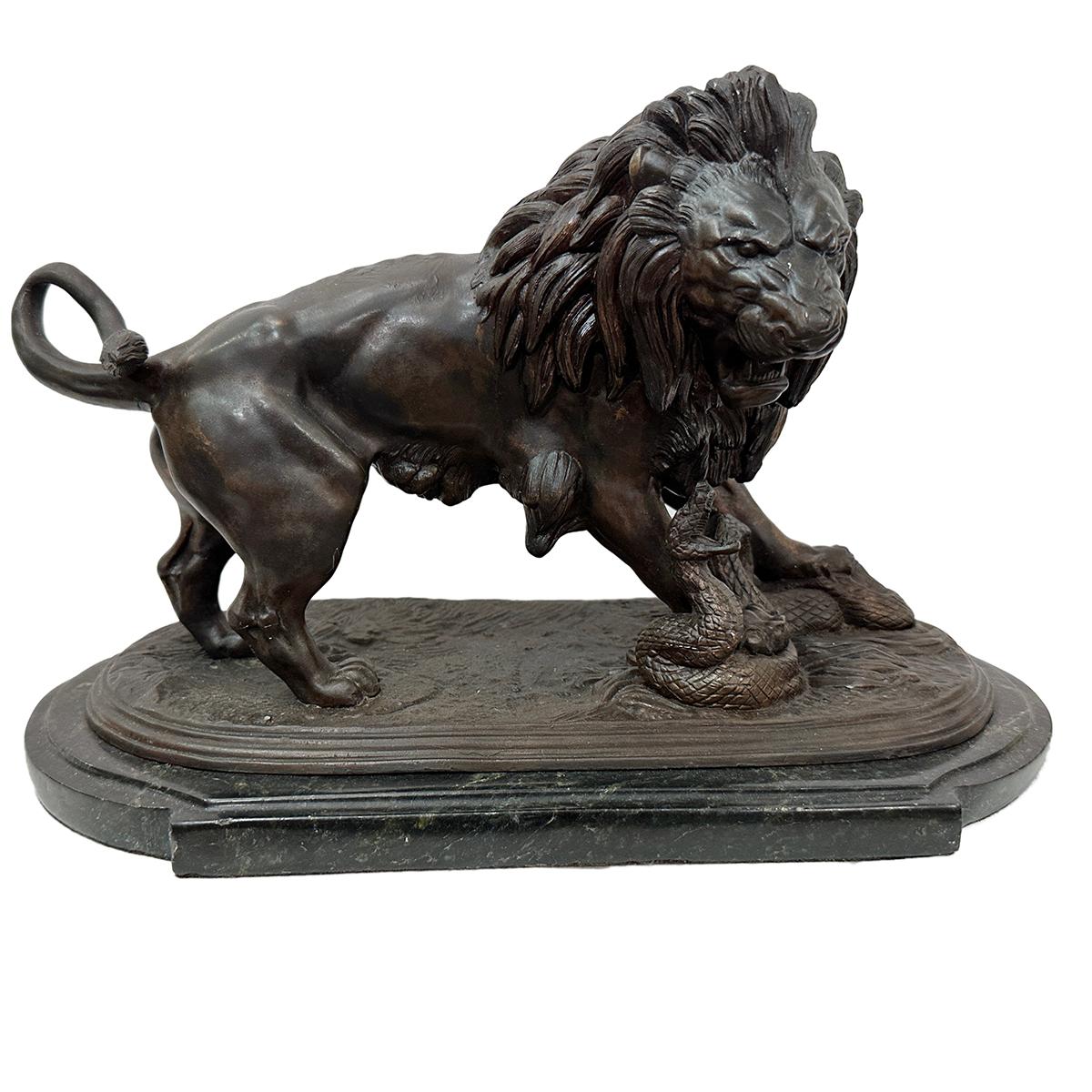 Un leone francese in metallo patinato del 1920 circa che combatte con un serpente.

Misure:
Altezza del corpo: 9.5
Larghezza: 14.5
Profondità: 7,5
