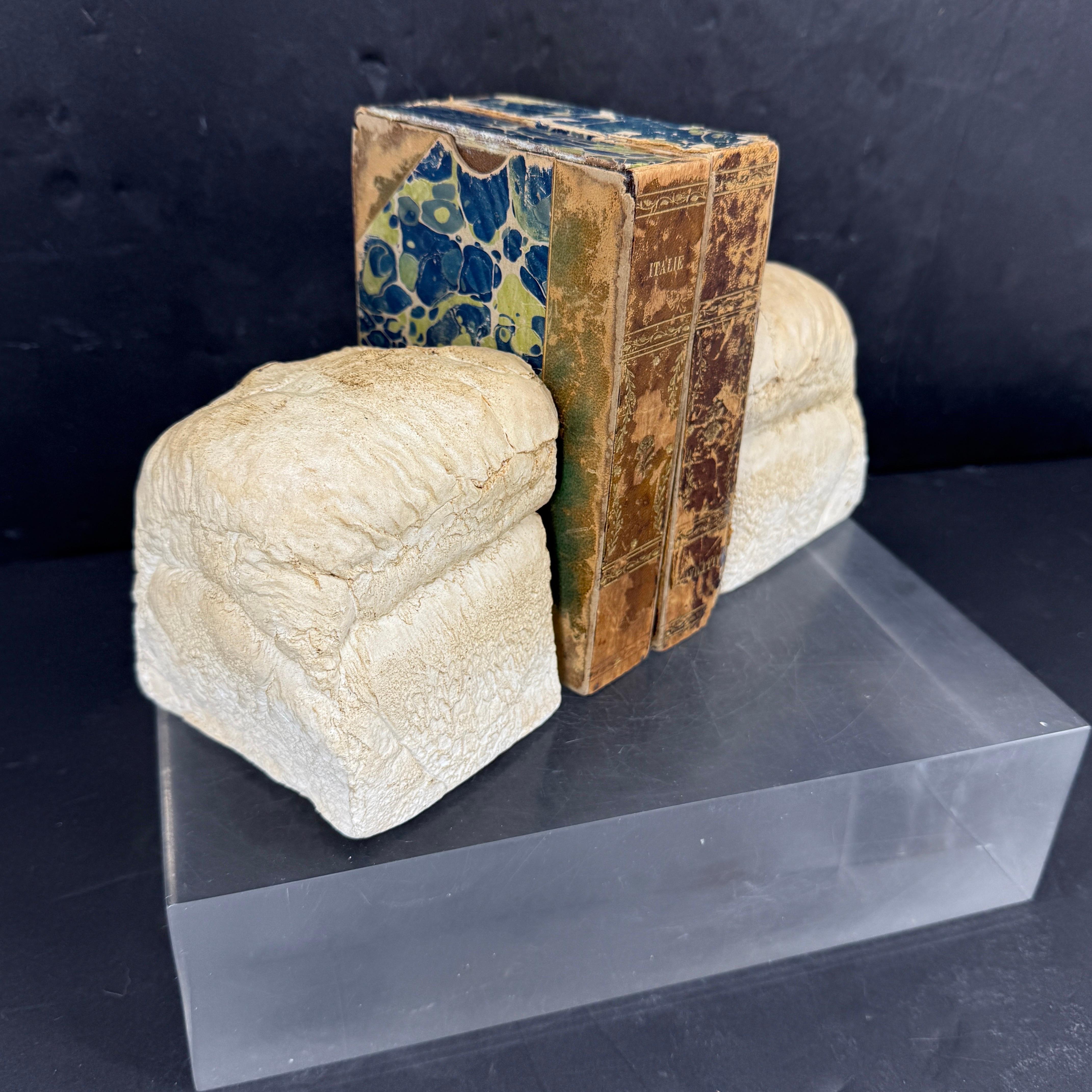 Fermalibri d'epoca in gesso con pagnotta di pane, circa anni '70. Pagnotta scultorea in gesso molto robusta, divisa al centro per fungere da fermalibri. Il lato inferiore di ognuno è foderato in feltro. Un regalo perfetto per l'amica che ha tutto! 