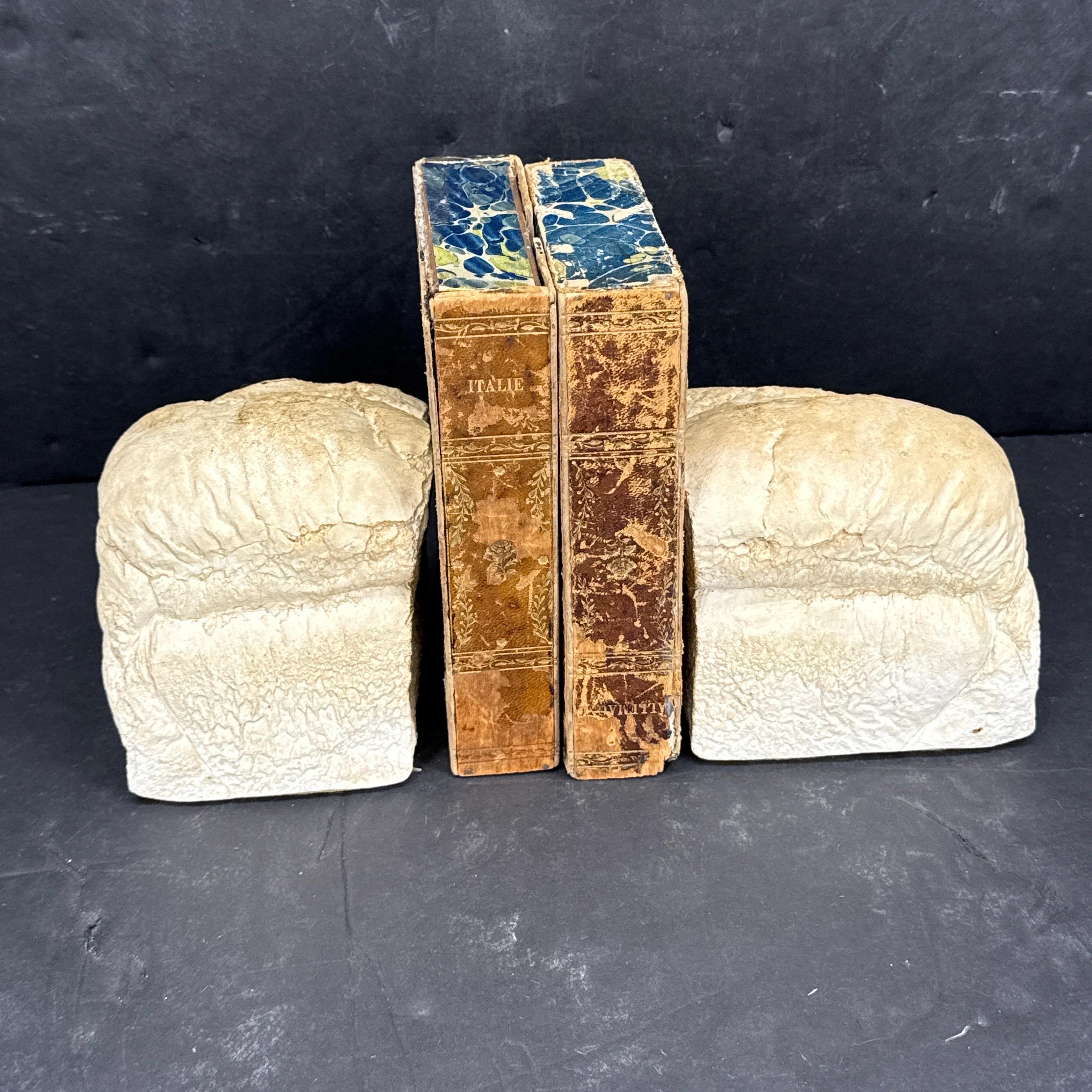 Mid-Century moderno Pagnotta di pane in gesso vintage, scultura reggilibri in vendita