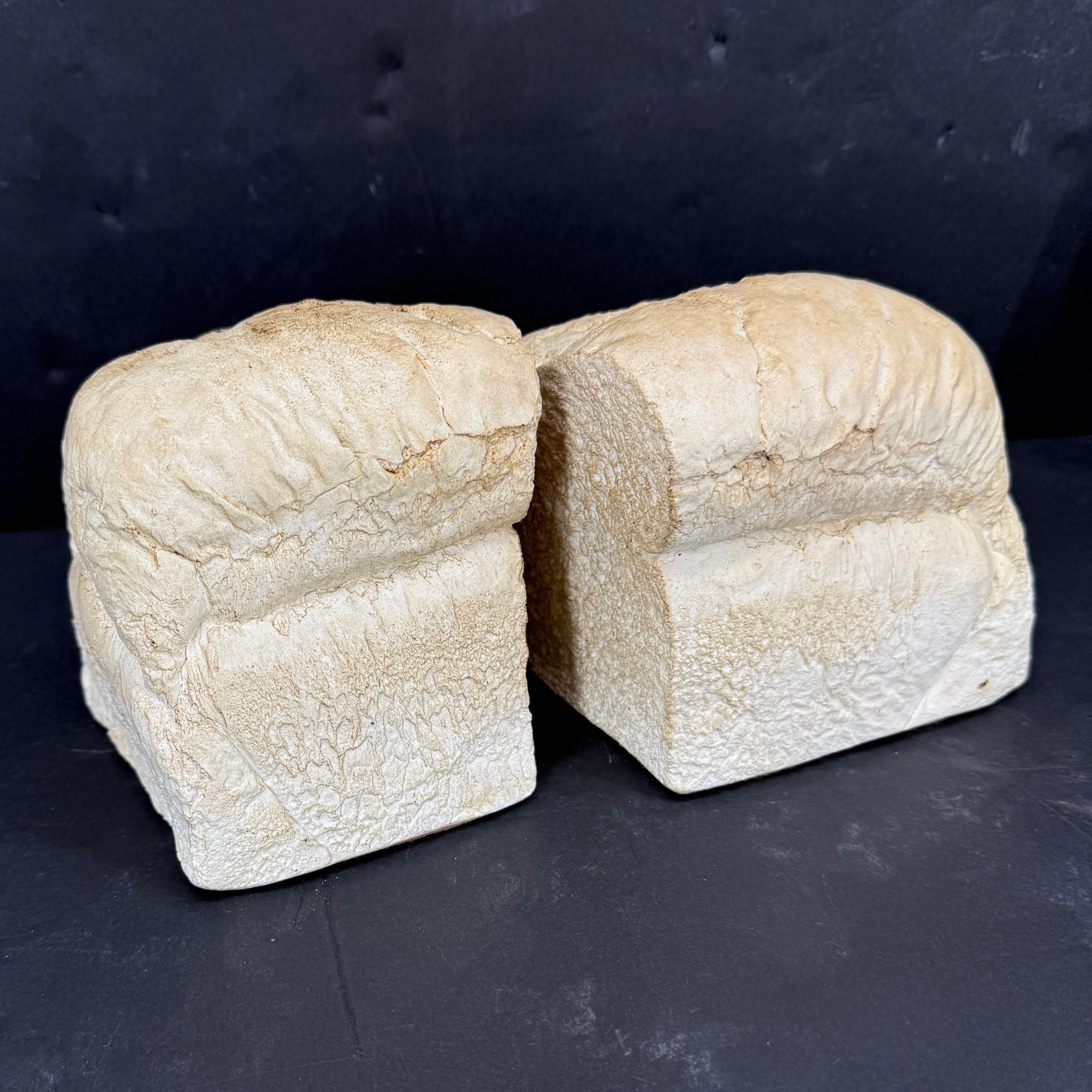 Europeo Pagnotta di pane in gesso vintage, scultura reggilibri in vendita