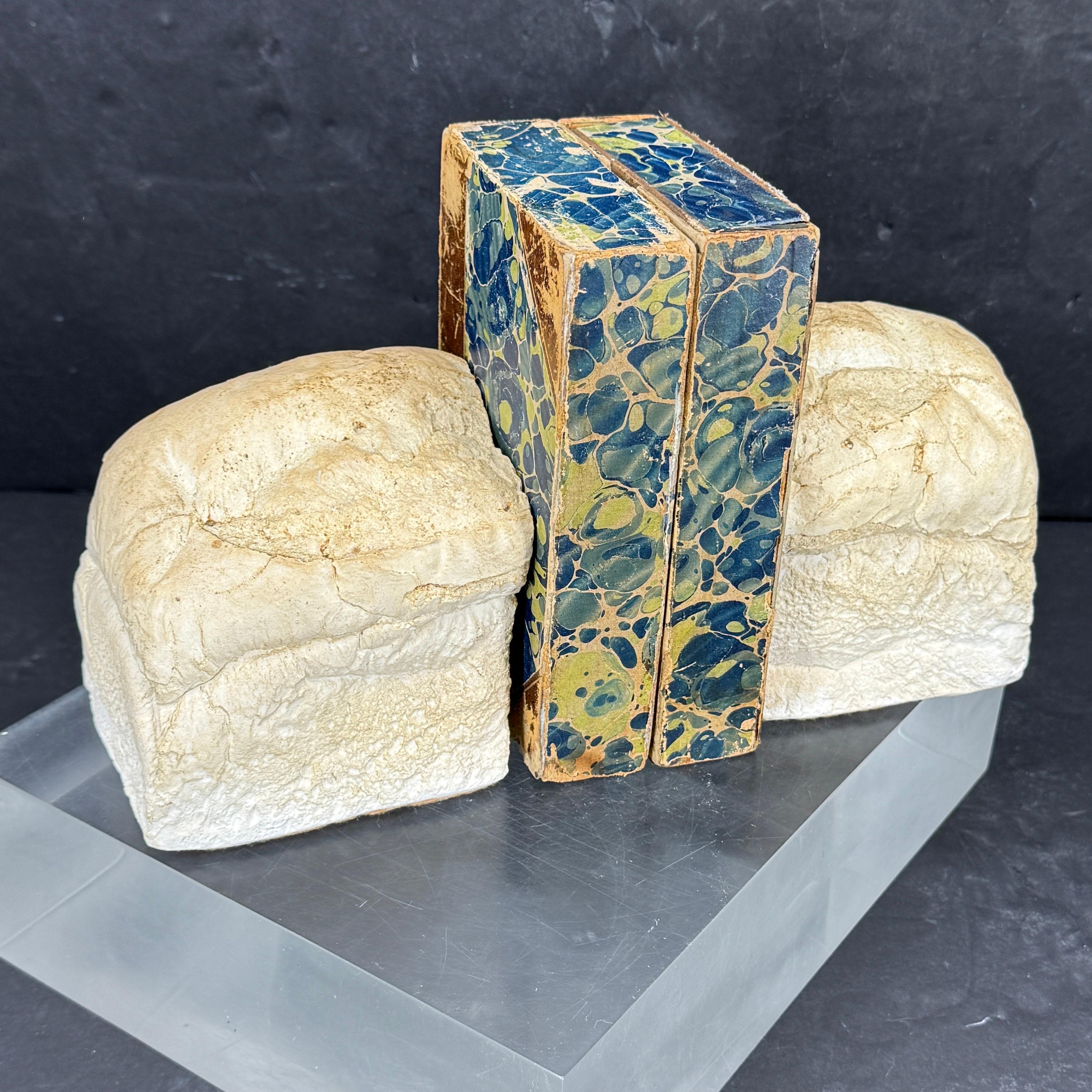 Feltro Pagnotta di pane in gesso vintage, scultura reggilibri in vendita