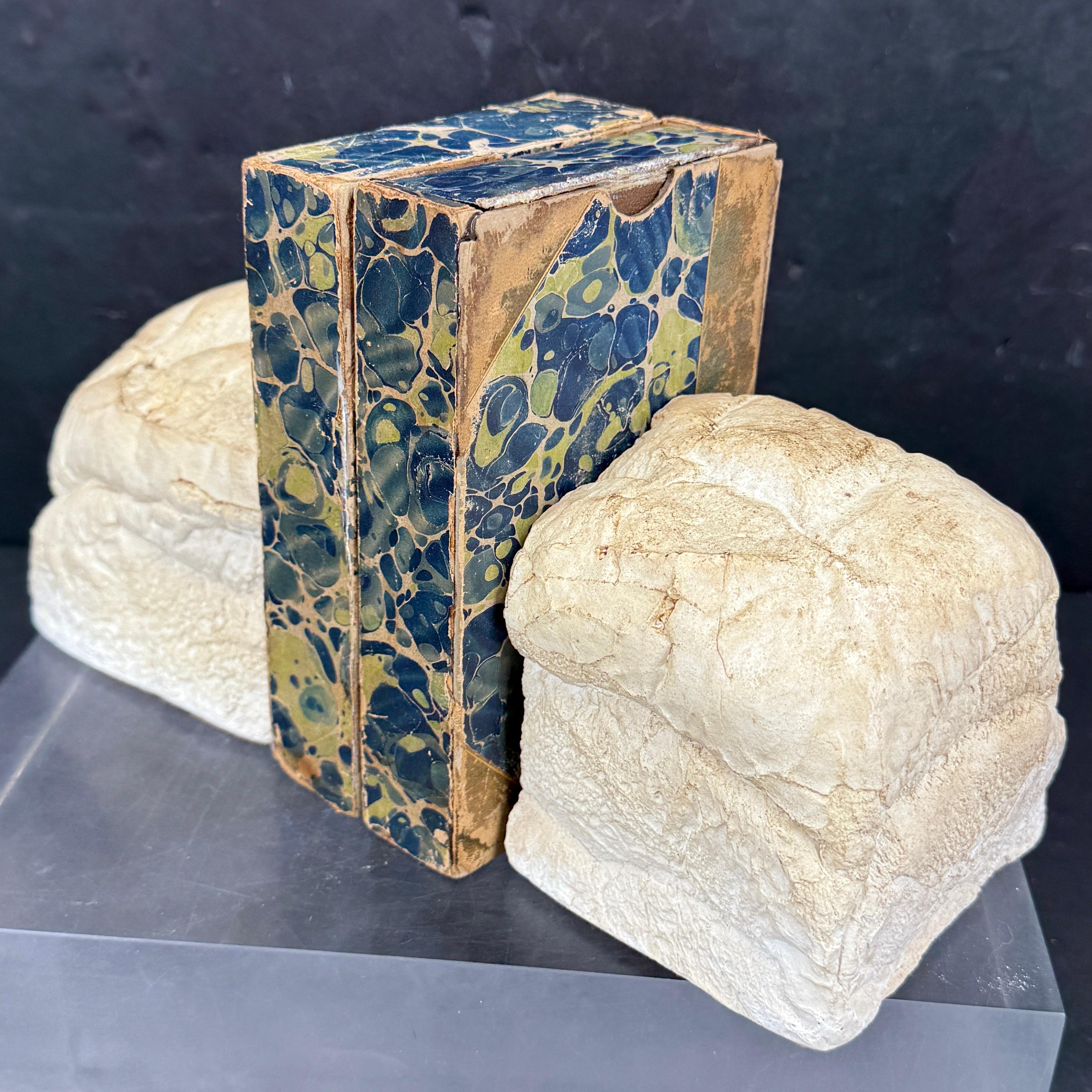 Pagnotta di pane in gesso vintage, scultura reggilibri in vendita 1