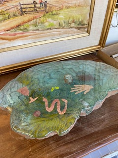 Pièce d'art sculpturale vintage en fonte avec motifs figuratifs intégrés et base texturée