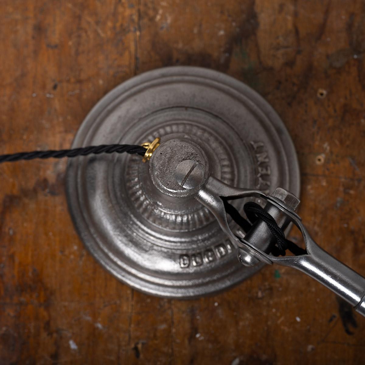 Moulage Lampe de piano Dugdills vintage en acier moulé avec abat-jour en laiton
