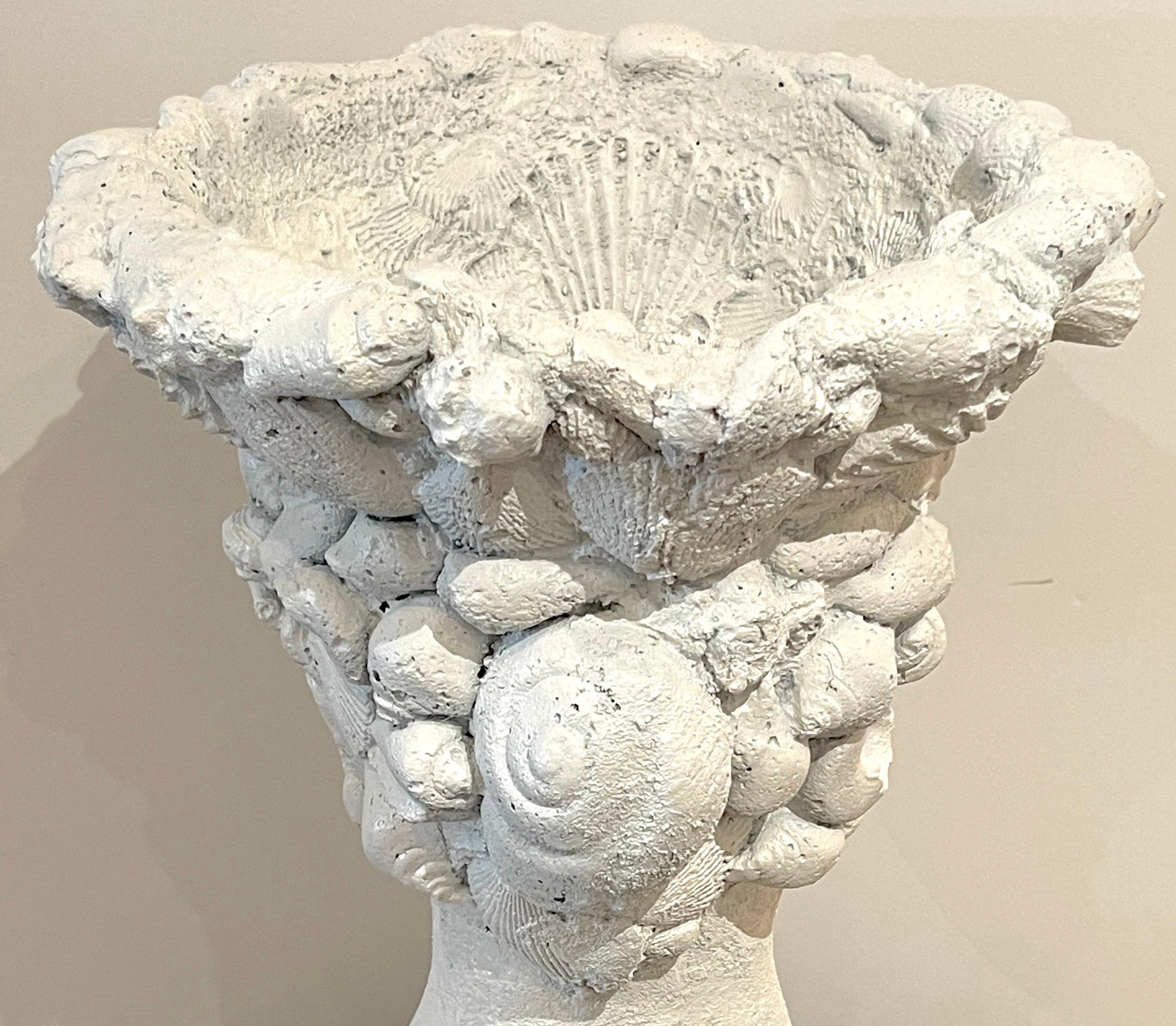 Cache-pot / Jardinière vintage avec buste de Vénus en pierre moulée avec coquillages 2