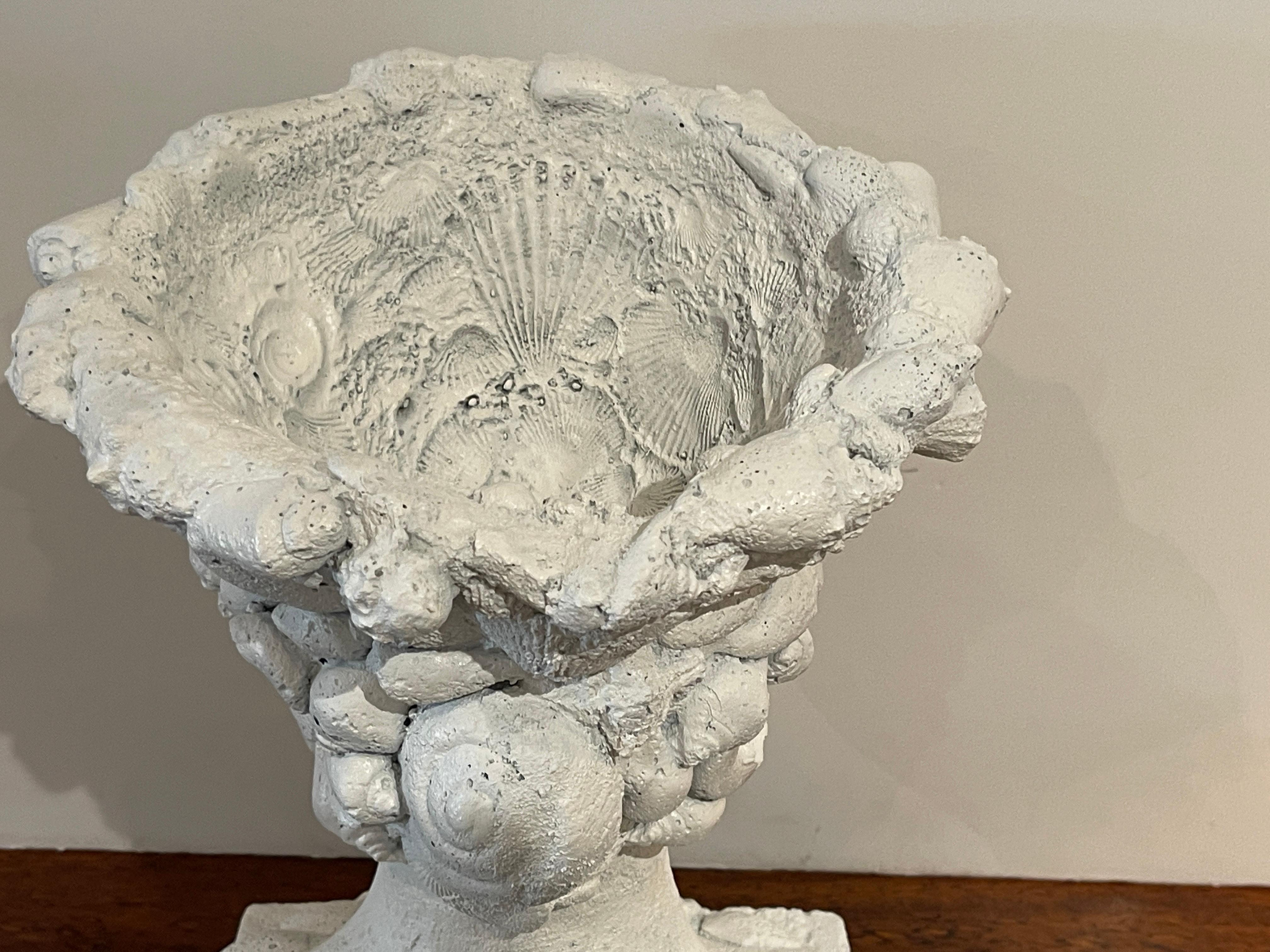 Cache-pot / Jardinière vintage avec buste de Vénus en pierre moulée avec coquillages 3
