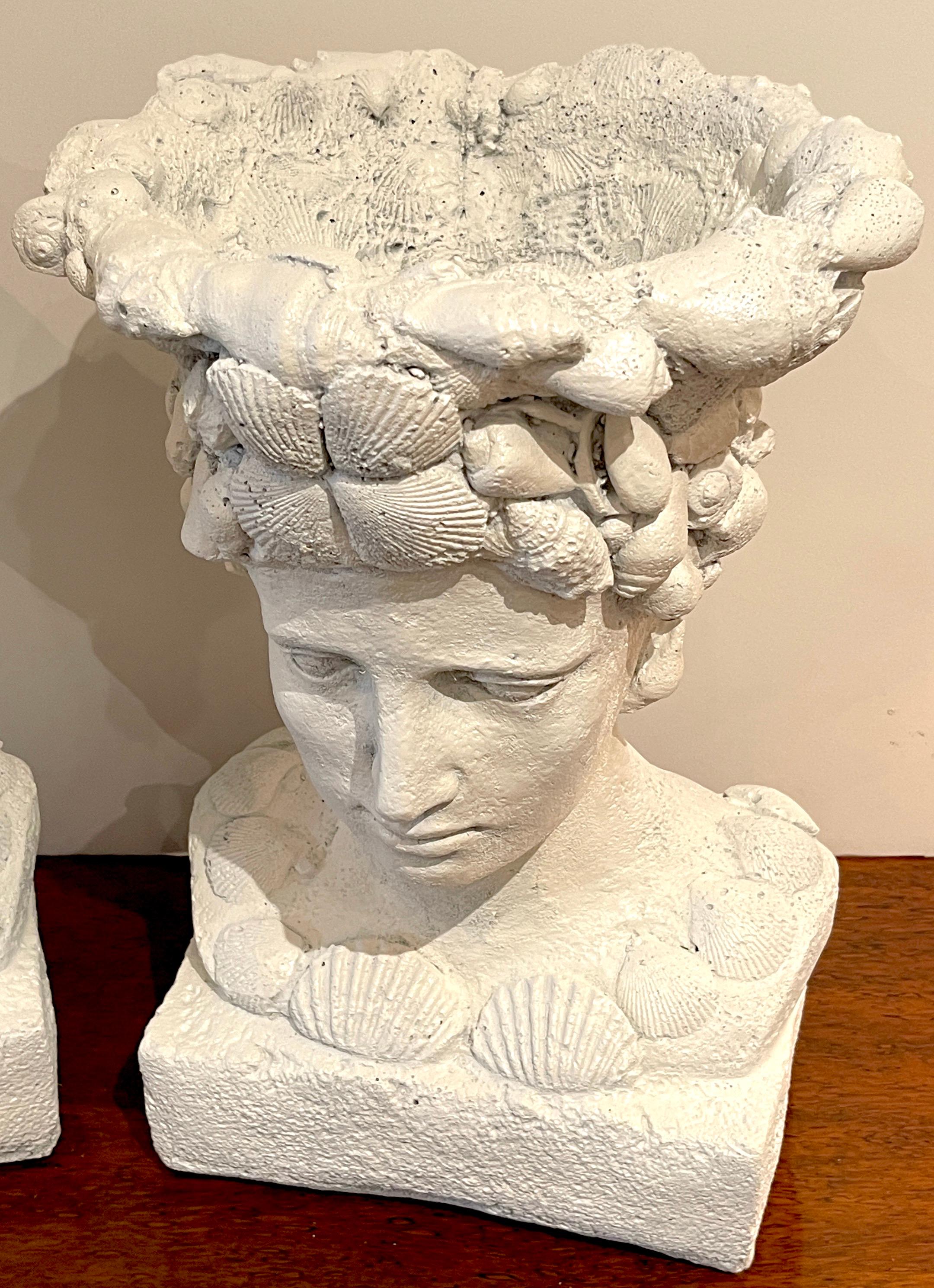Grand Tour Cache-pot / Jardinière vintage avec buste de Vénus en pierre moulée avec coquillages