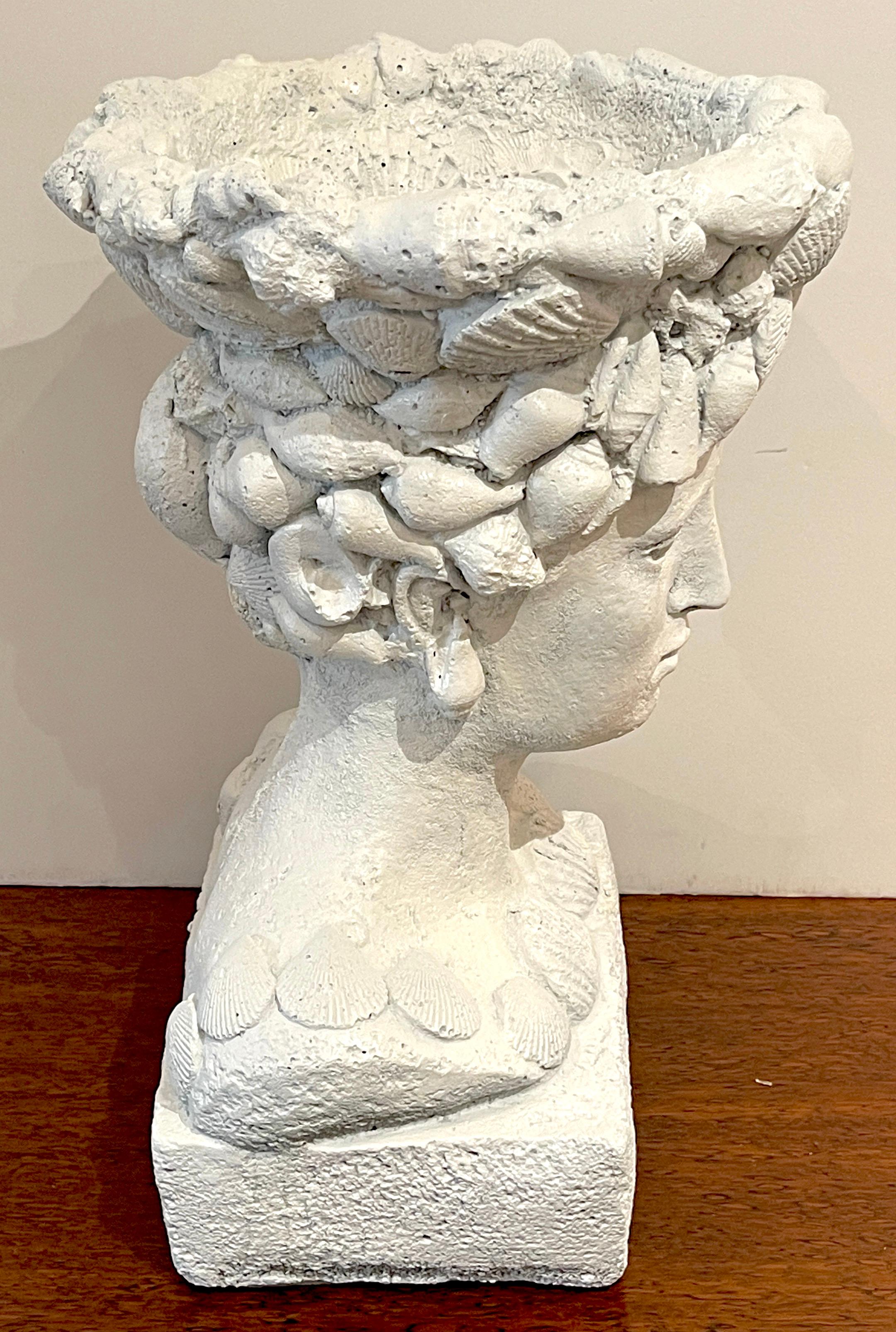 20ième siècle Cache-pot / Jardinière vintage avec buste de Vénus en pierre moulée avec coquillages