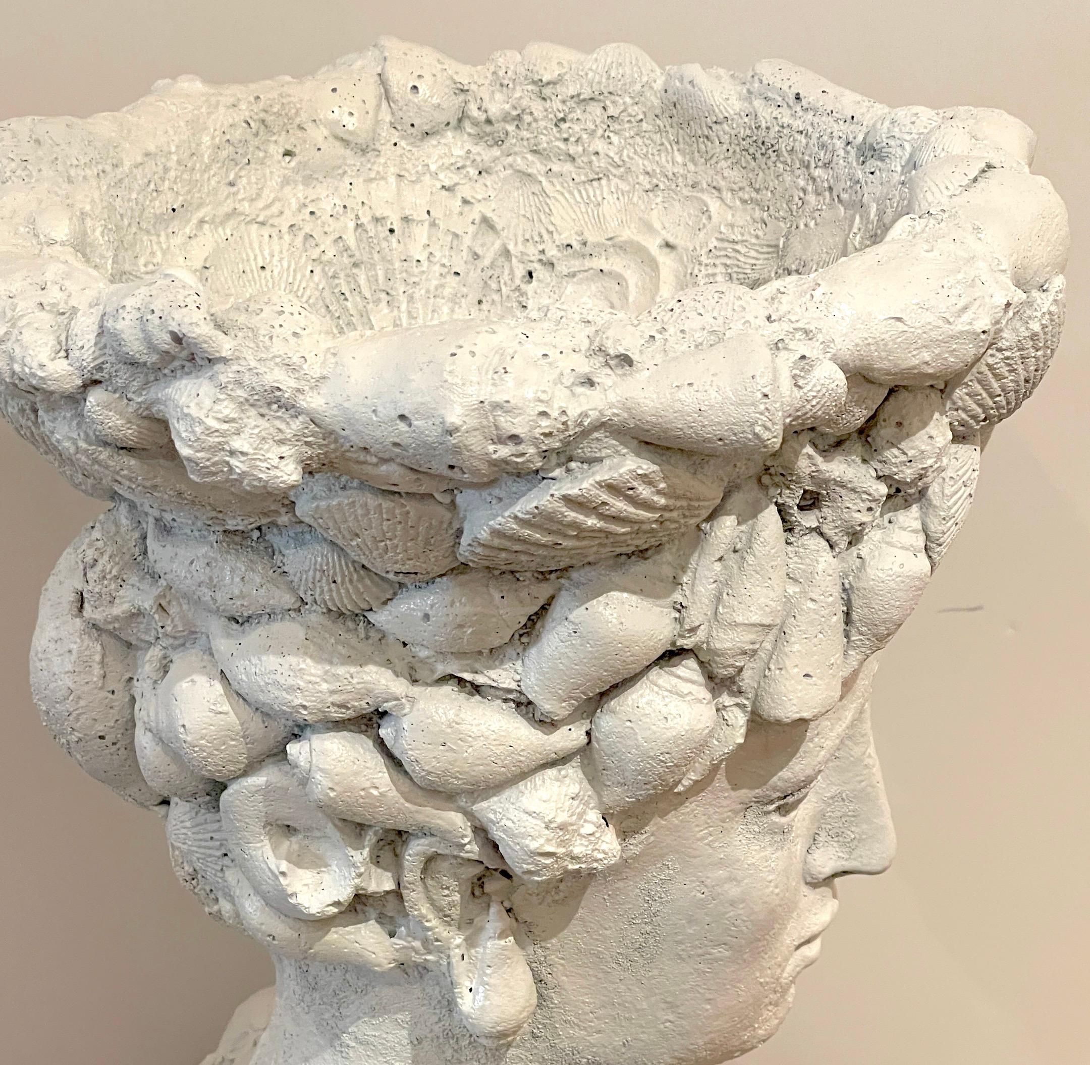 Pierre artificielle Cache-pot / Jardinière vintage avec buste de Vénus en pierre moulée avec coquillages
