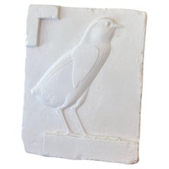 Copia vintage en piedra fundida de una placa de un polluelo de codorniz del Museo Metropolitano de Arte