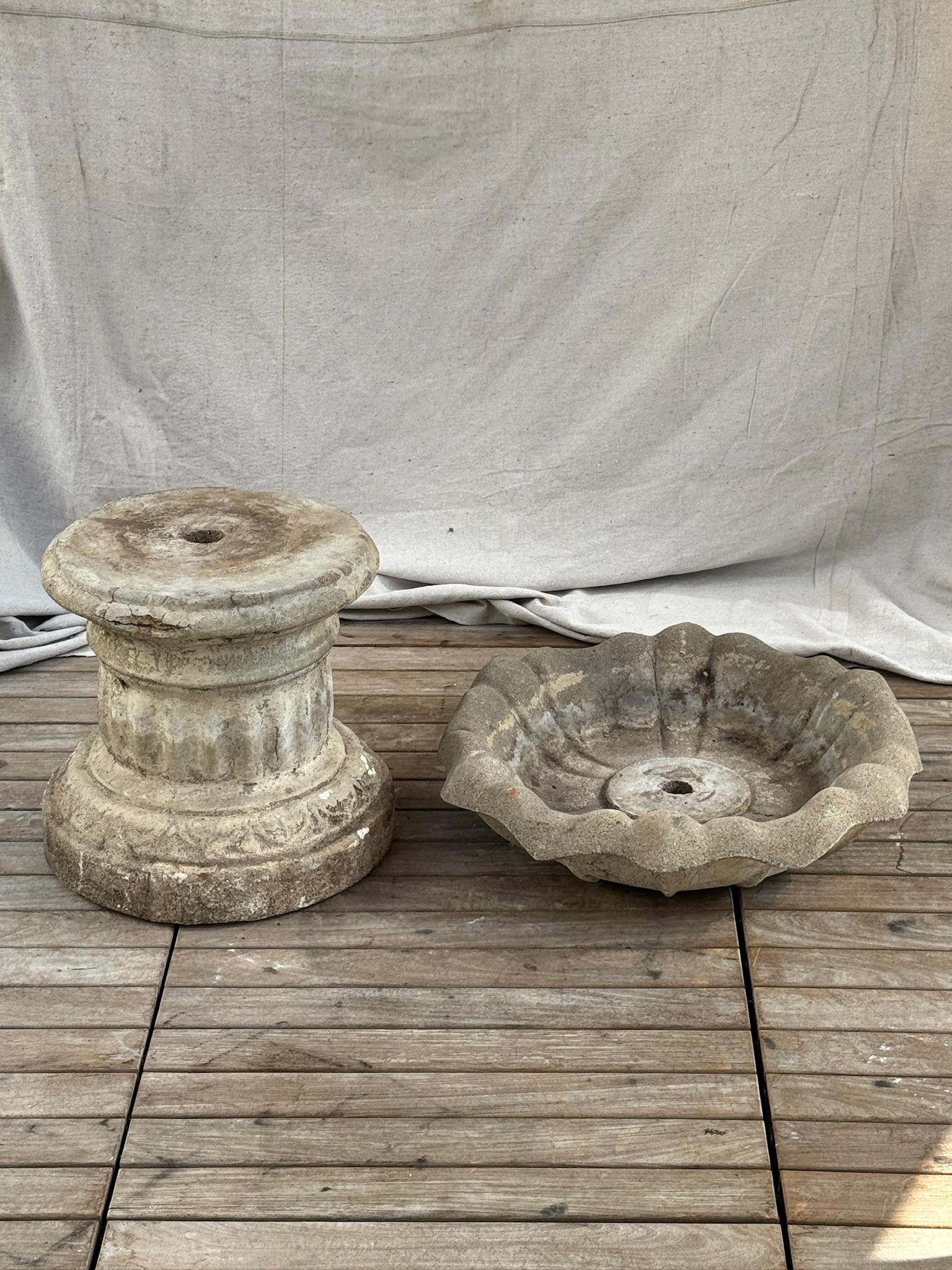 Mid-Century moderno Fontana da giardino in pietra fusa vintage con piedistallo scanalato e bacino smerlato in vendita