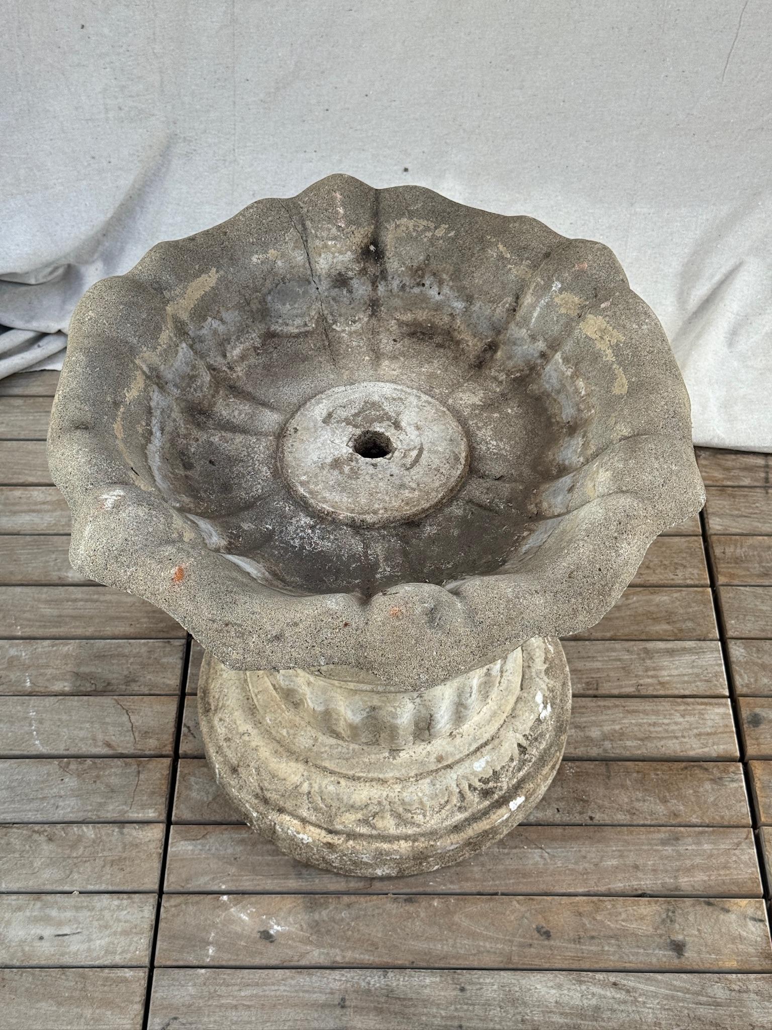 Svizzero Fontana da giardino in pietra fusa vintage con piedistallo scanalato e bacino smerlato in vendita